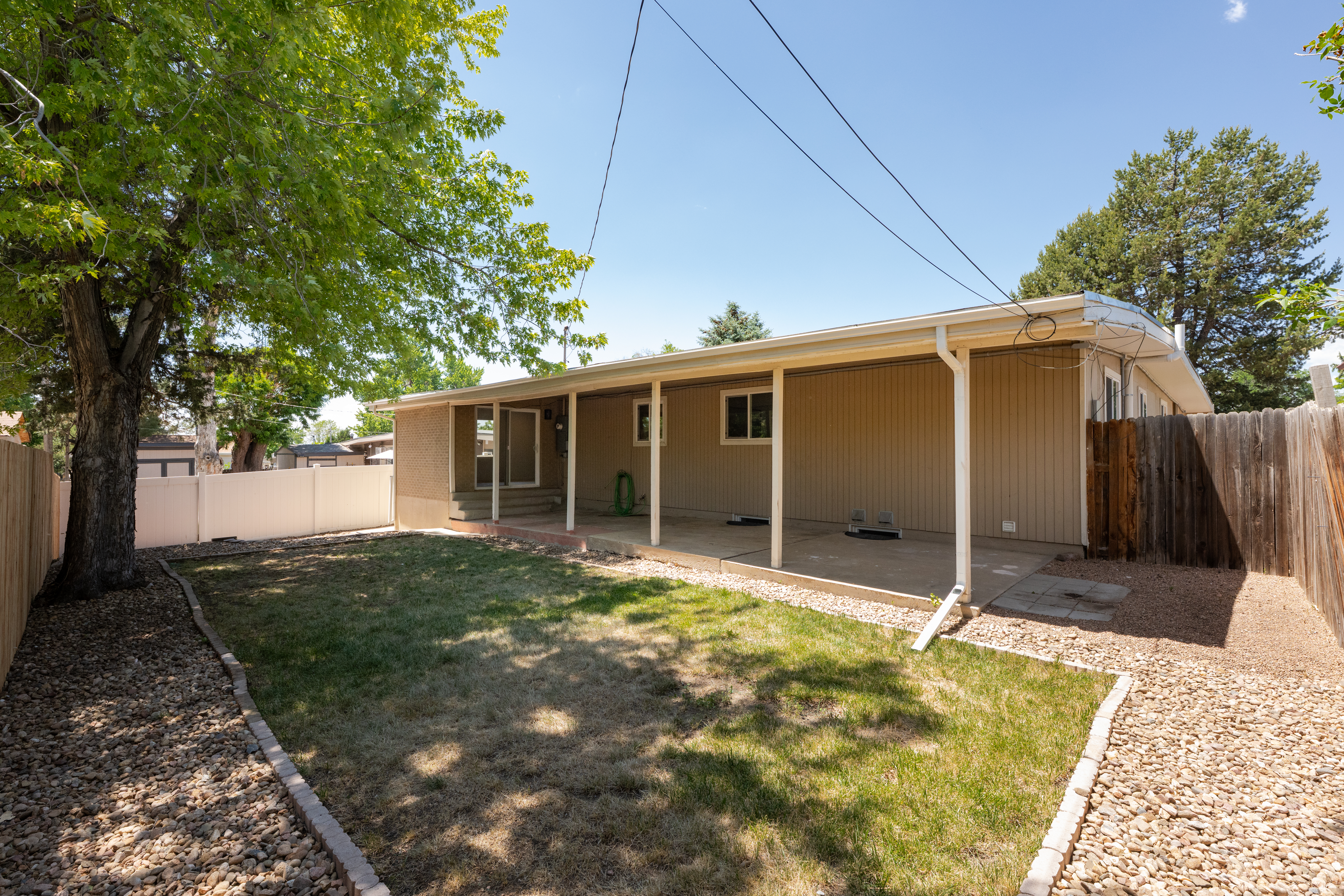  Beautiful mid-century modern home offering the perfect blend - 物件實景