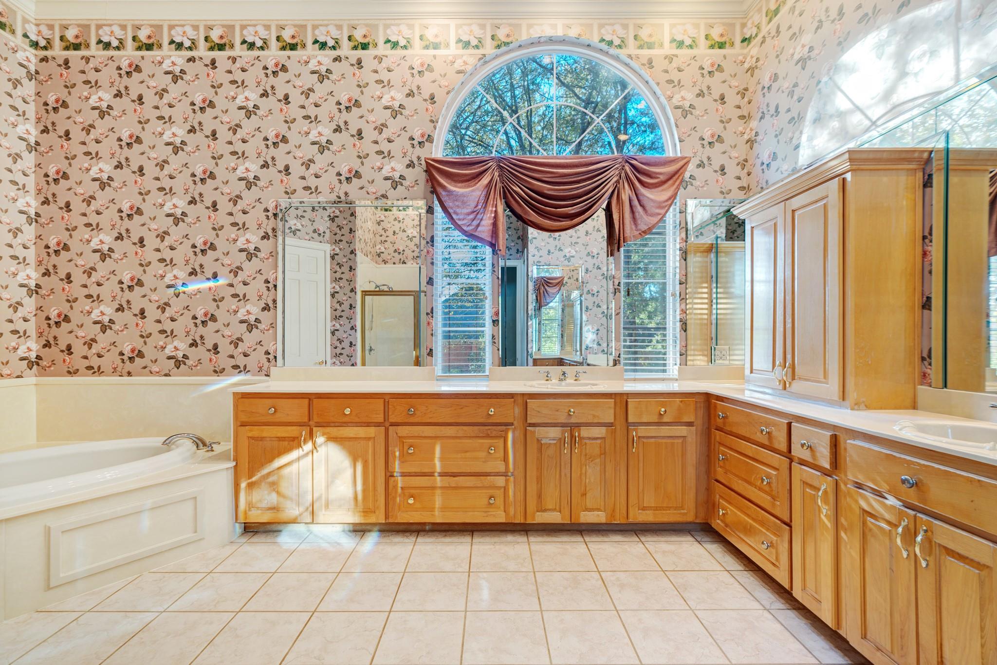 Paris, Texas, 75462, United States, 5 Bedrooms Bedrooms, ,5 BathroomsBathrooms,Residential,For Sale,1990827