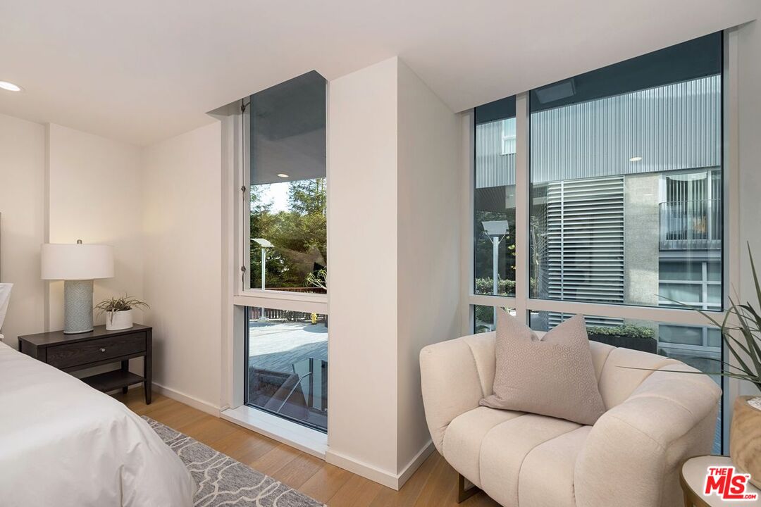 Santa Monica, California, 90401, United States, 2 Bedrooms Bedrooms, ,2 BathroomsBathrooms,Residential,For Sale,2001911