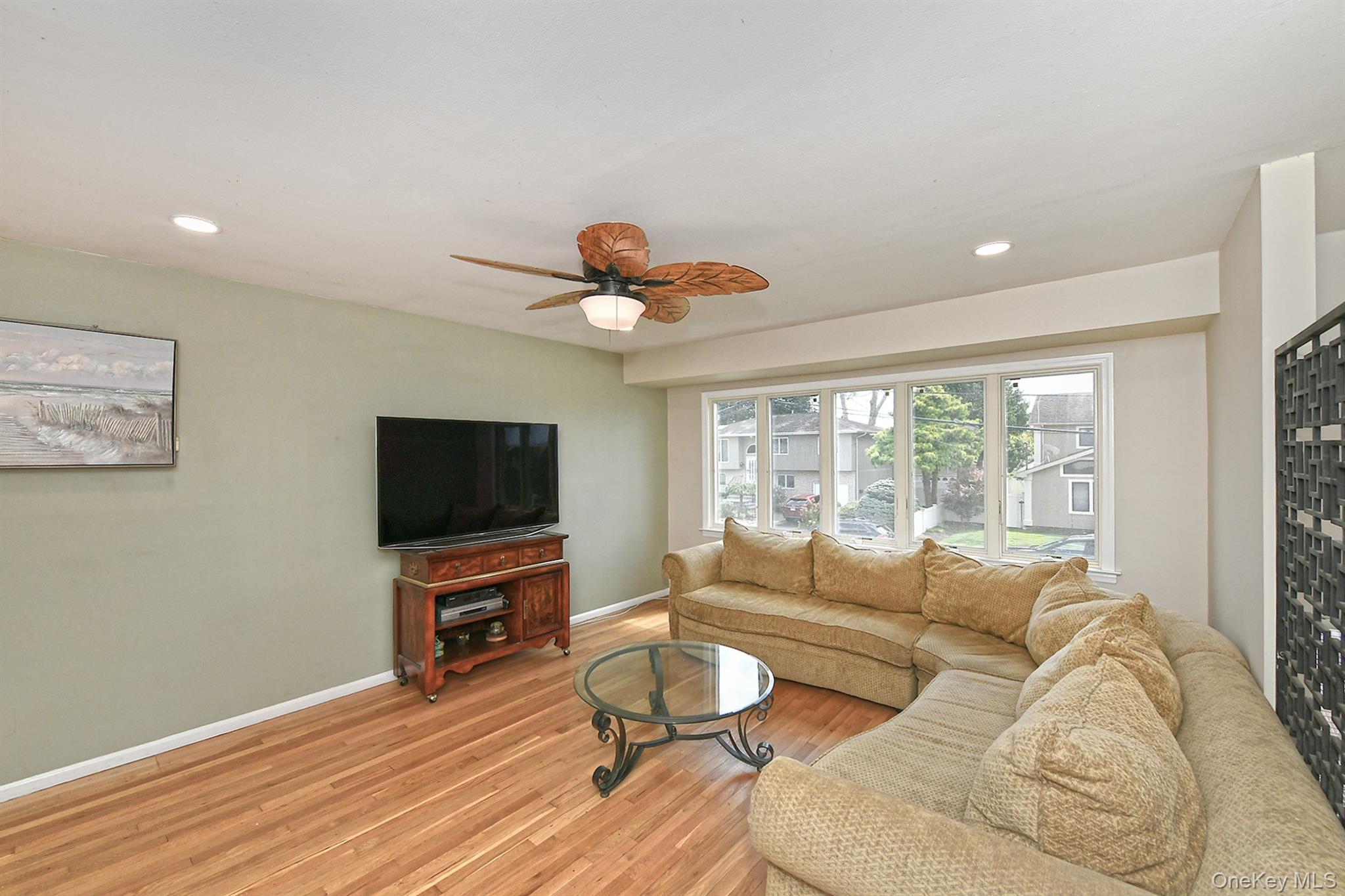 Hicksville, New York, 11801, United States, 3 Bedrooms Bedrooms, ,3 BathroomsBathrooms,Residential,For Sale,1932624