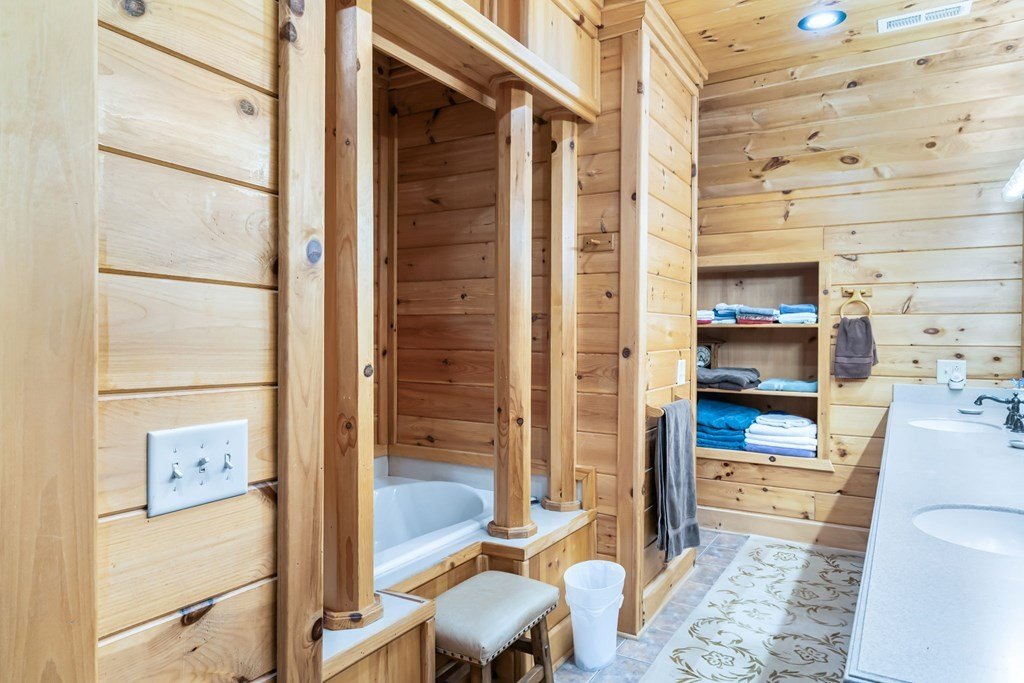 Hiawassee, Georgia, 30546, United States, 4 Bedrooms Bedrooms, ,4 BathroomsBathrooms,Residential,For Sale,1975098