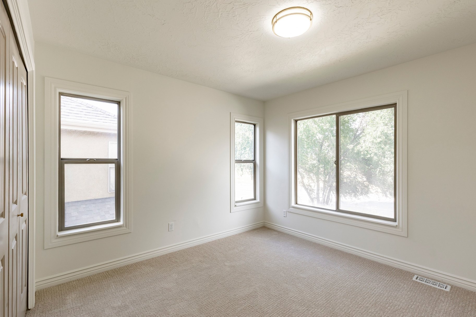  Fully Remodeled End-Unit in Prime Midvale Location - 物件實景
