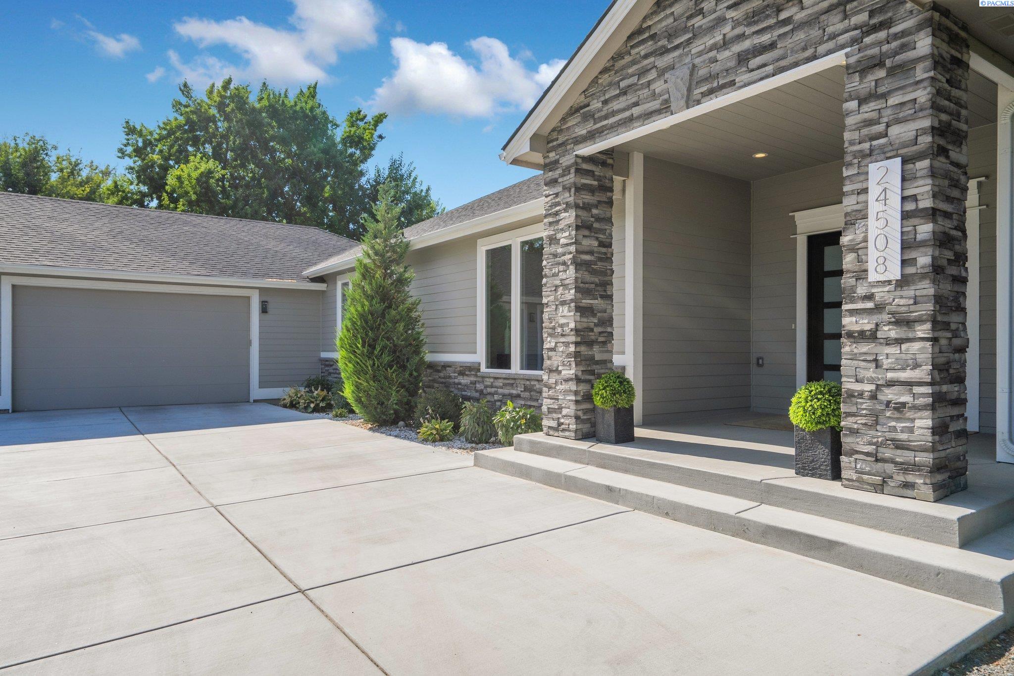 Kennewick, Washington, 99337, United States, 6 Bedrooms Bedrooms, ,4 BathroomsBathrooms,Residential,For Sale,1767844
