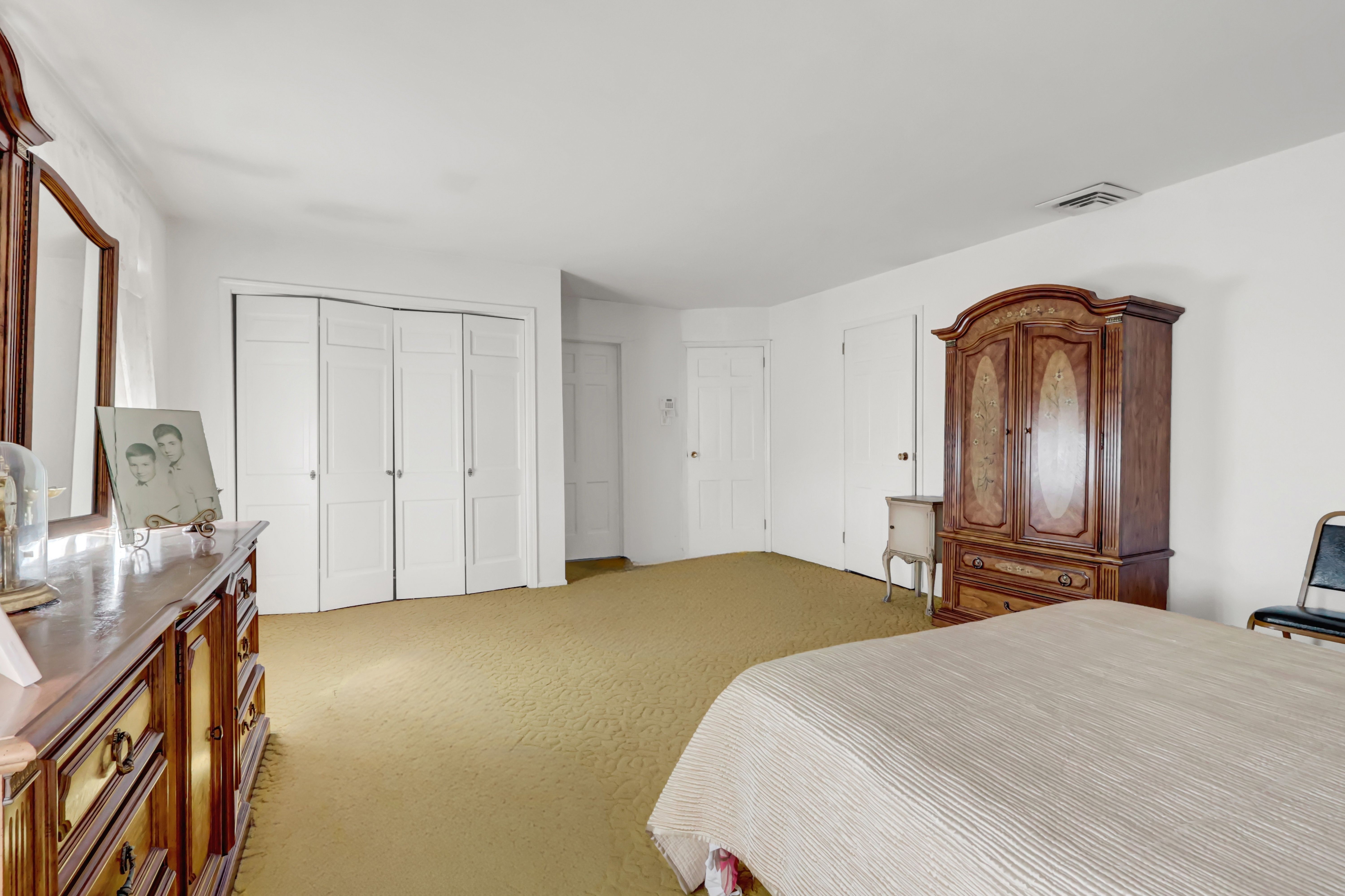 West Babylon, New York, 11704, United States, 3 Bedrooms Bedrooms, ,3 BathroomsBathrooms,Residential,For Sale,1977604