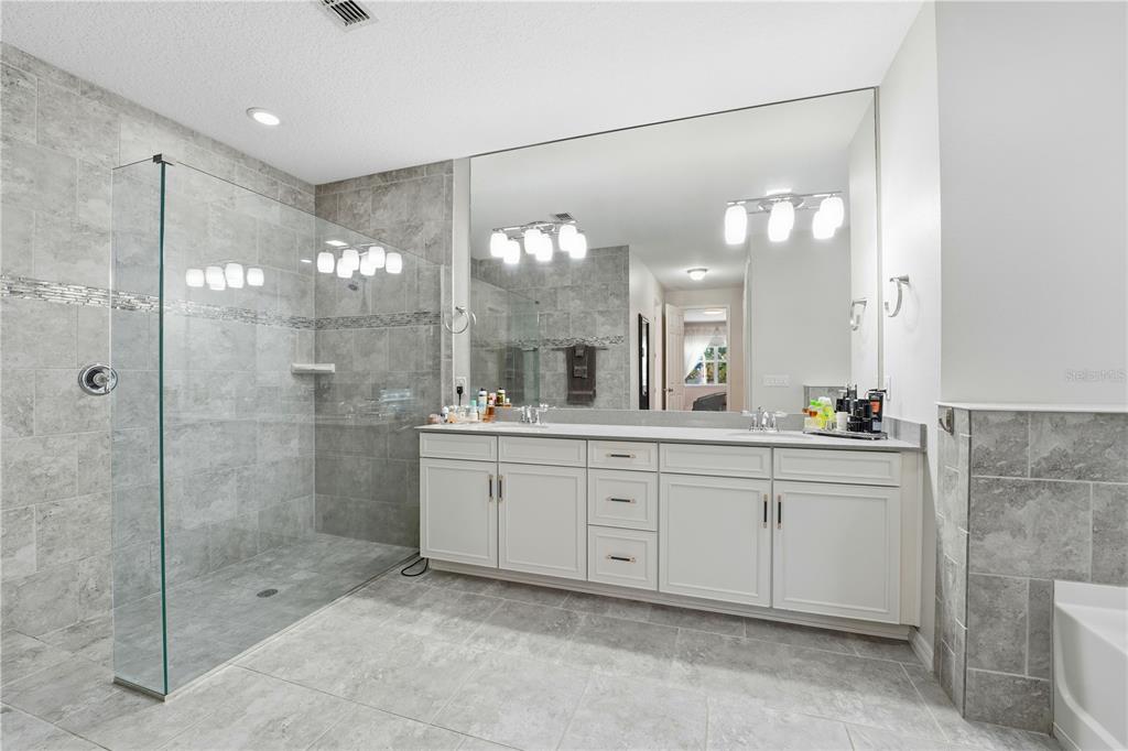 Winter Garden, Florida, 34787, United States, 5 Bedrooms Bedrooms, ,5 BathroomsBathrooms,Residential,For Sale,1987949