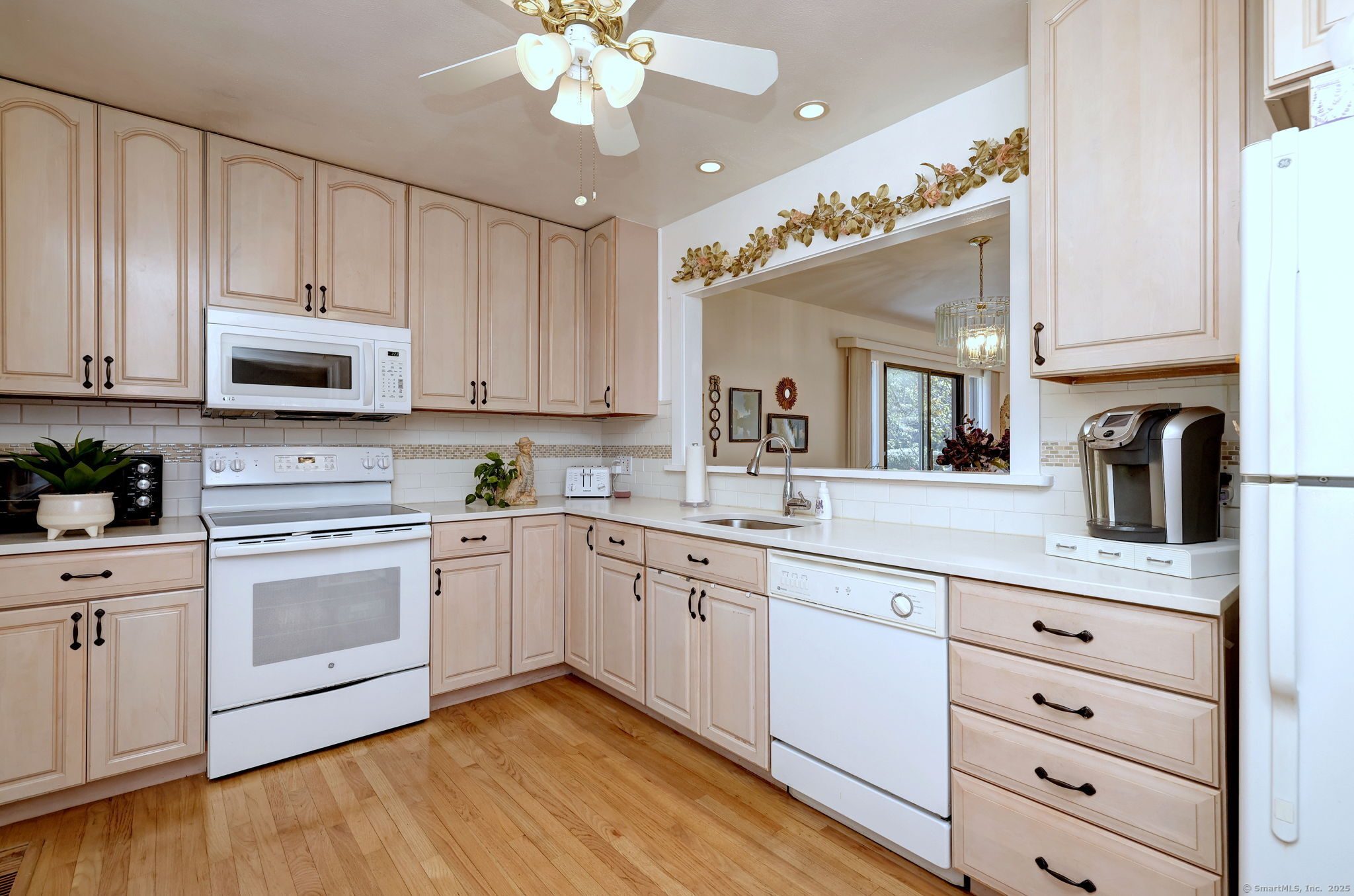 Stratford, Connecticut, 06614, United States, 1 Bedroom Bedrooms, ,3 BathroomsBathrooms,Residential,For Sale,1954891