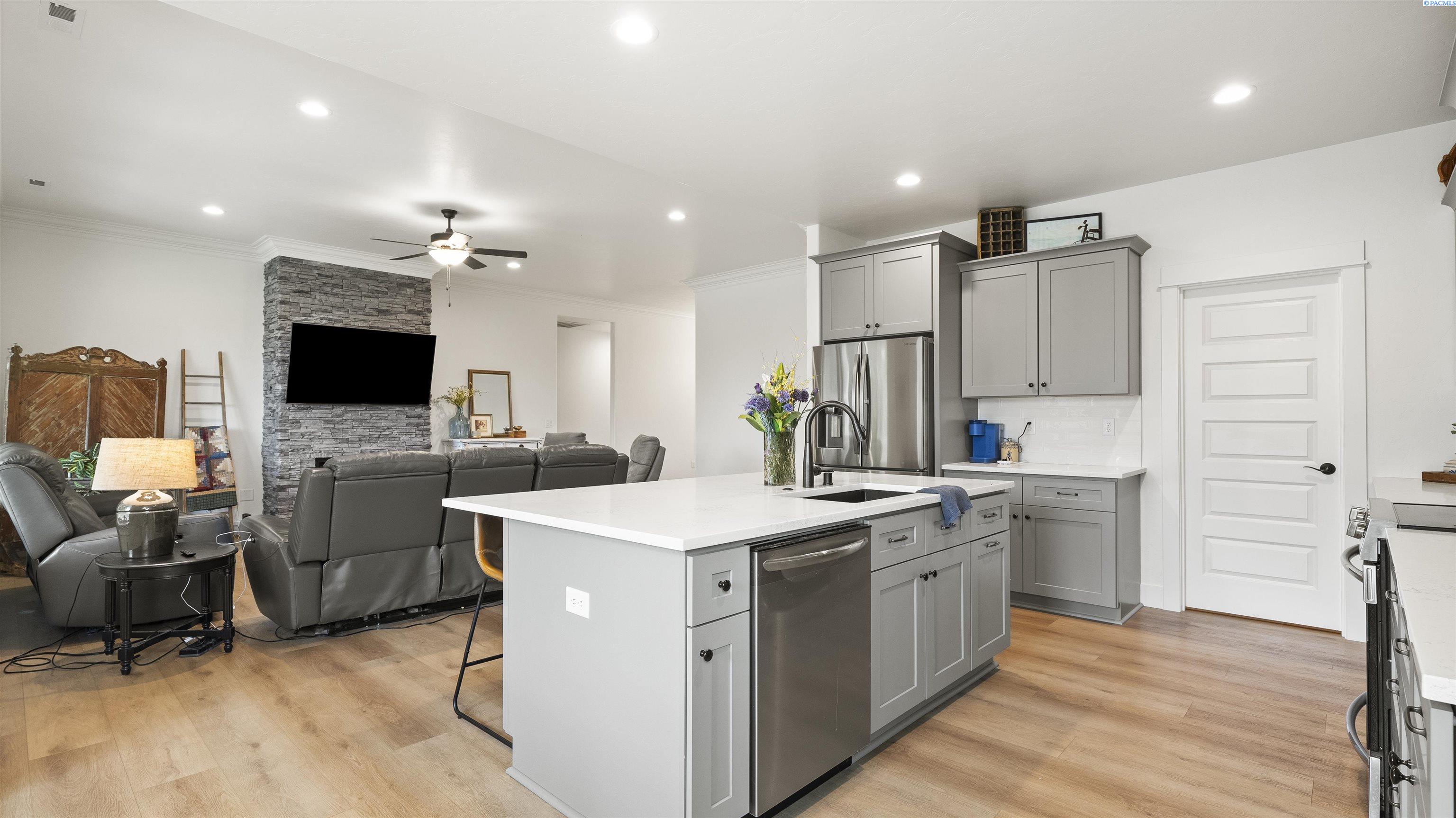 Richland, Washington, 99352, United States, 4 Bedrooms Bedrooms, ,2 BathroomsBathrooms,Residential,For Sale,1906594