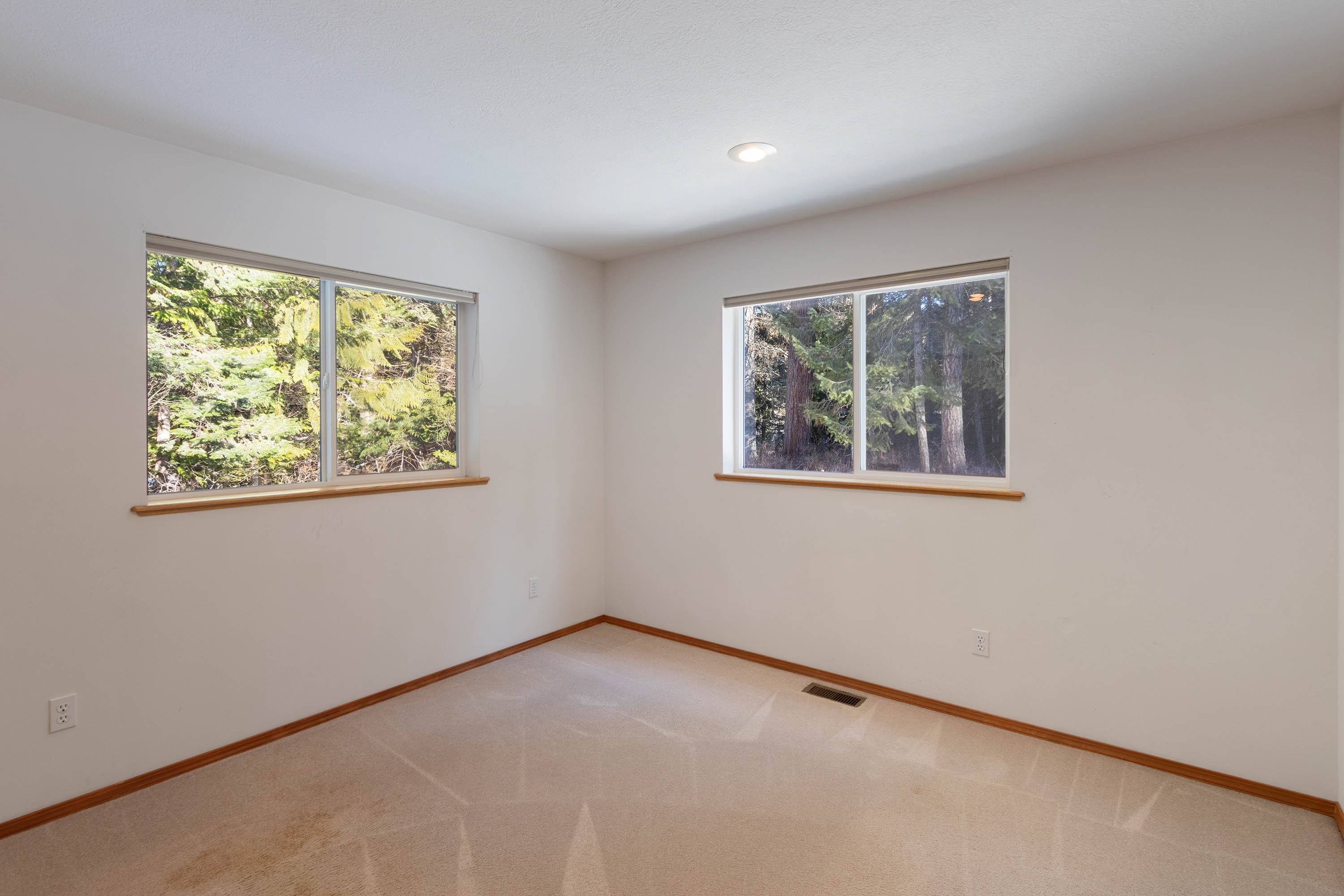 Sandpoint, Idaho, 83864, United States, 3 Bedrooms Bedrooms, ,2 BathroomsBathrooms,Residential,For Sale,2012104