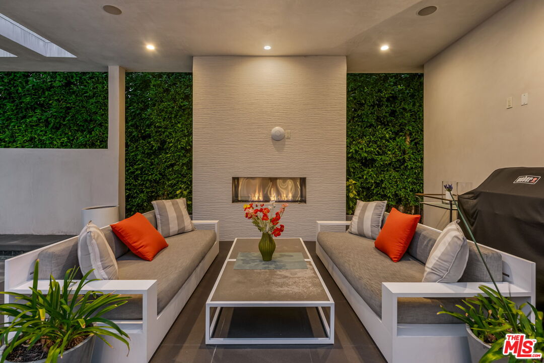 Los Angeles, California, 90046, United States, 5 Bedrooms Bedrooms, ,2 BathroomsBathrooms,Residential,For Sale,1829471
