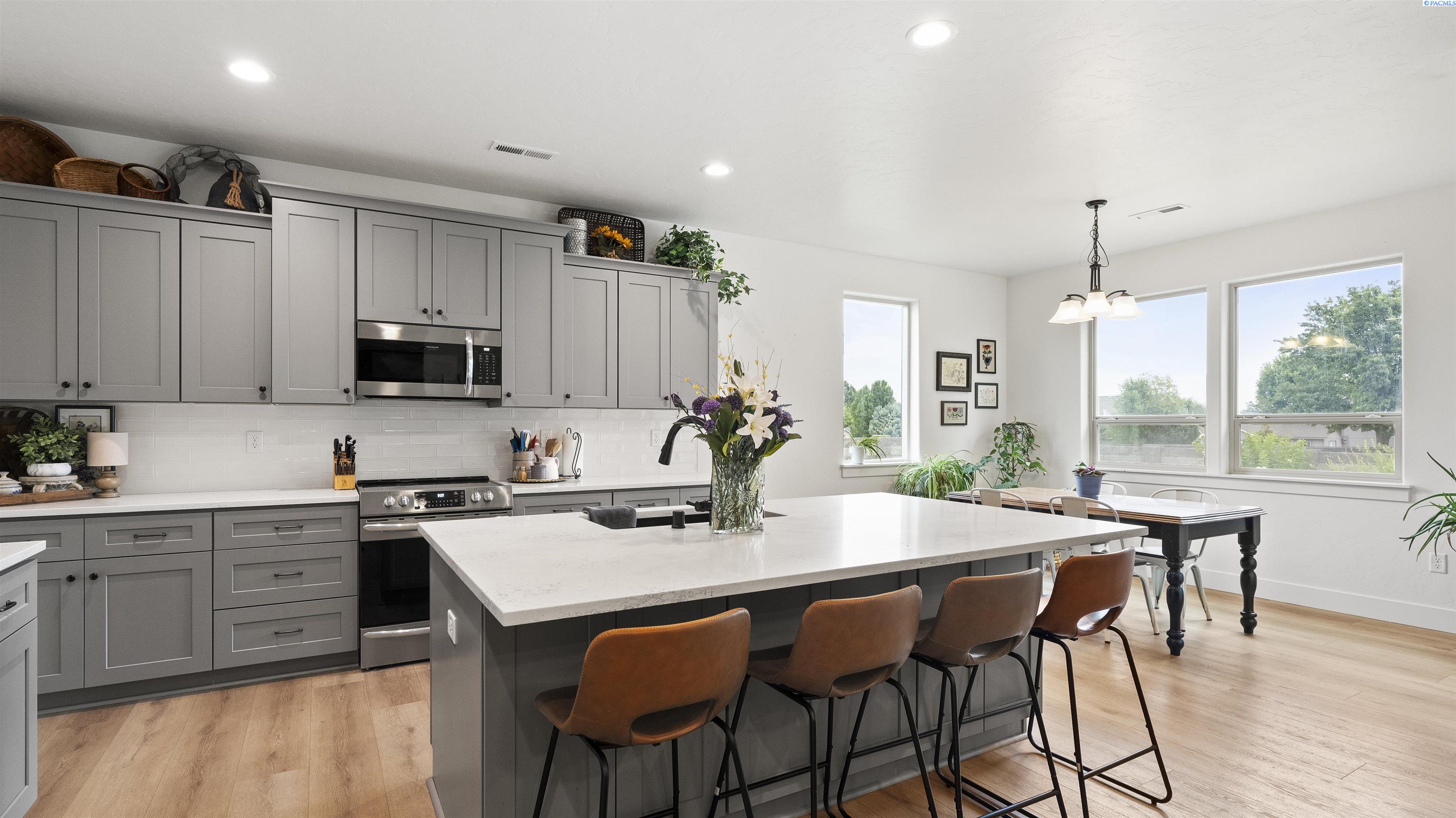 Richland, Washington, 99352, United States, 4 Bedrooms Bedrooms, ,2 BathroomsBathrooms,Residential,For Sale,1906594