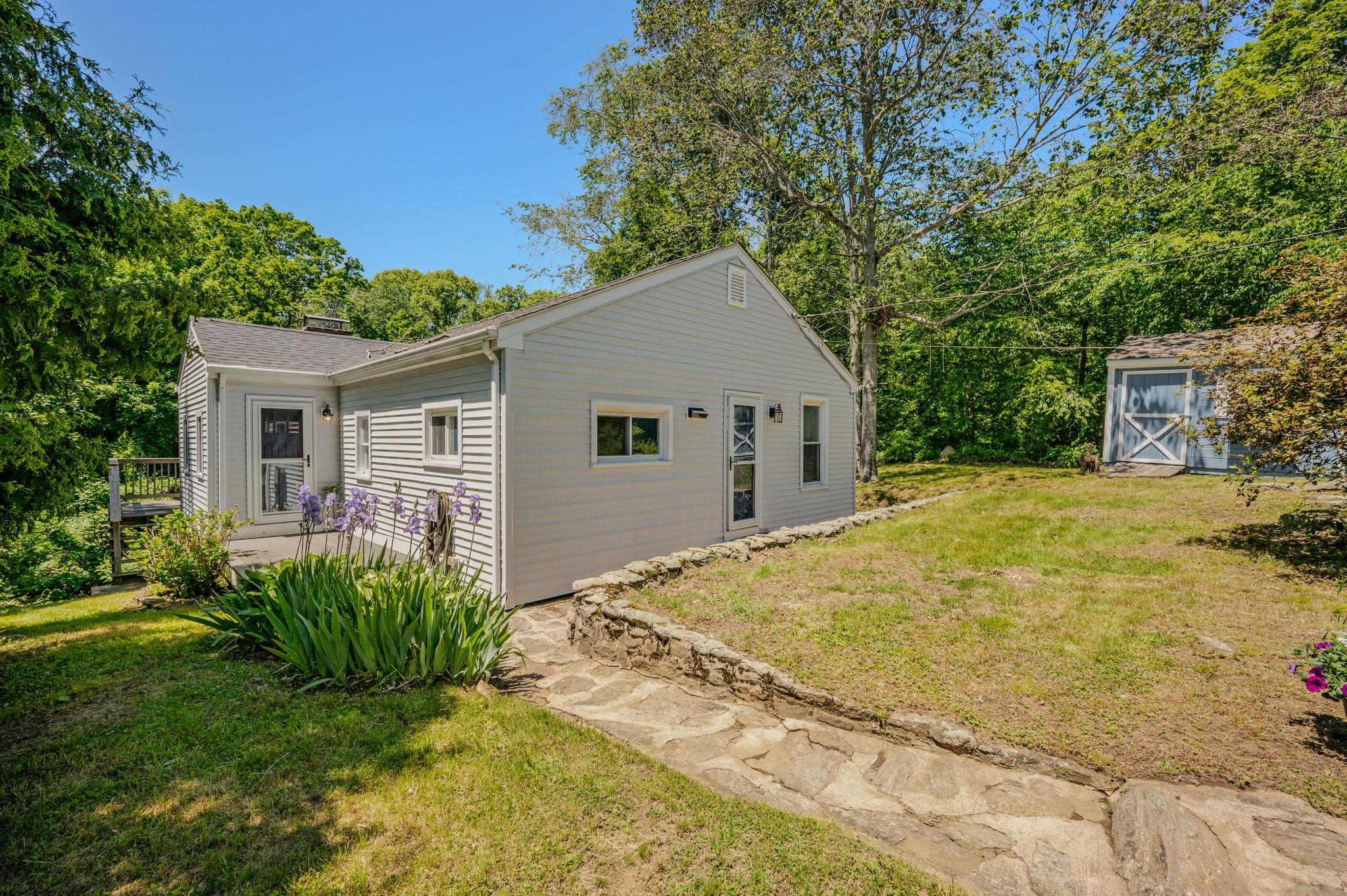  Find privacy and charm in this beautifully updated Waterford home. - 物件實景
