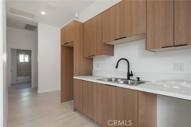 Los Angeles, California, 90062, United States, 7 Bedrooms Bedrooms, ,Residential,For Sale,1974171