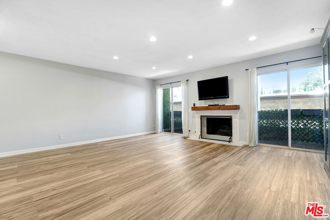 Sherman Oaks, California, 91403, United States, 2 Bedrooms Bedrooms, ,3 BathroomsBathrooms,Residential,For Sale,1900859