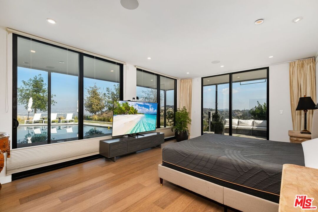 Los Angeles, California, 90046, United States, 5 Bedrooms Bedrooms, ,6 BathroomsBathrooms,Residential,For Sale,1897072