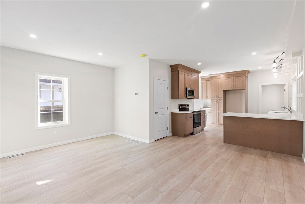 Plymouth, Massachusetts, 02360, United States, 3 Bedrooms Bedrooms, ,2 BathroomsBathrooms,Residential,For Sale,2049436