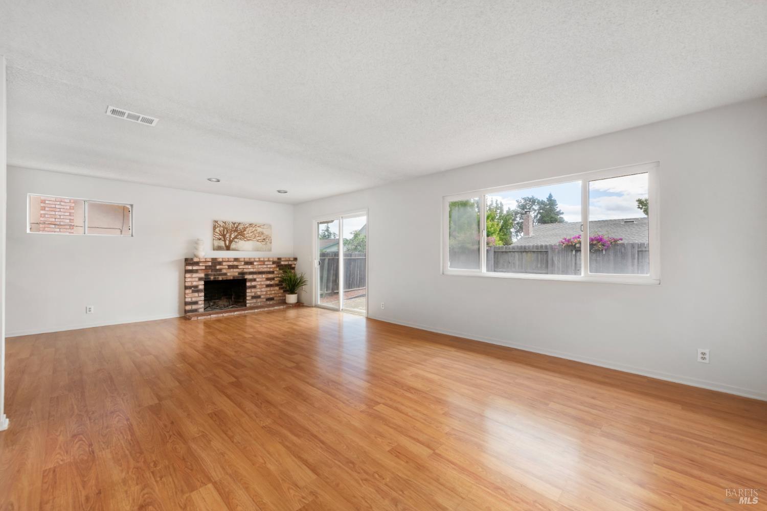 Vacaville, California, 95687, United States, 4 Bedrooms Bedrooms, ,2 BathroomsBathrooms,Residential,For Sale,1977124