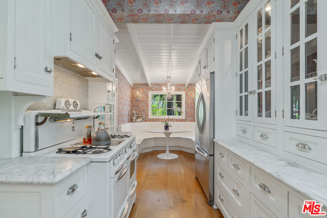 Los Angeles, California, 90005, United States, 3 Bedrooms Bedrooms, ,3 BathroomsBathrooms,Residential,For Sale,1876512