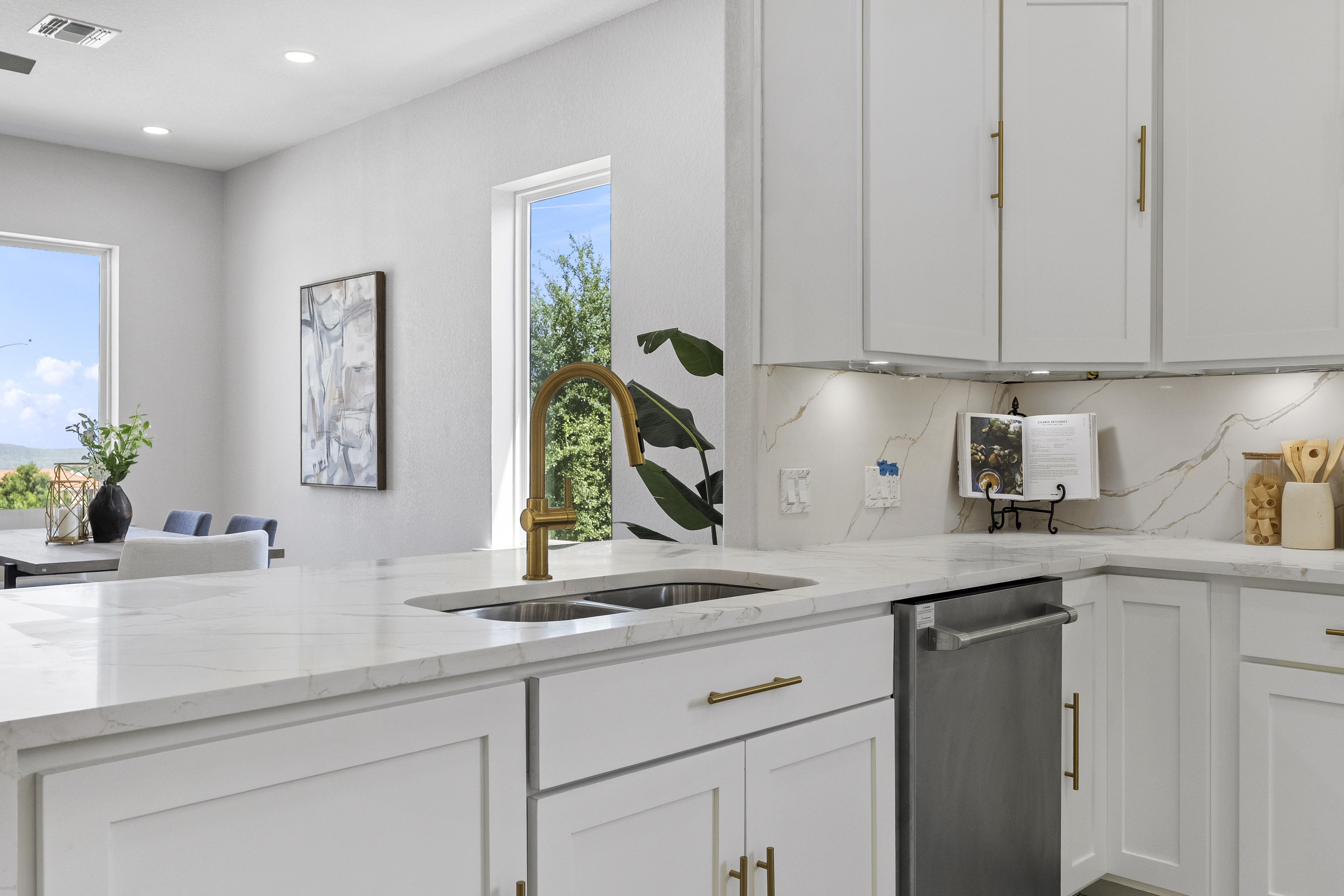  New Construction in Cresta Bella - 物件實景