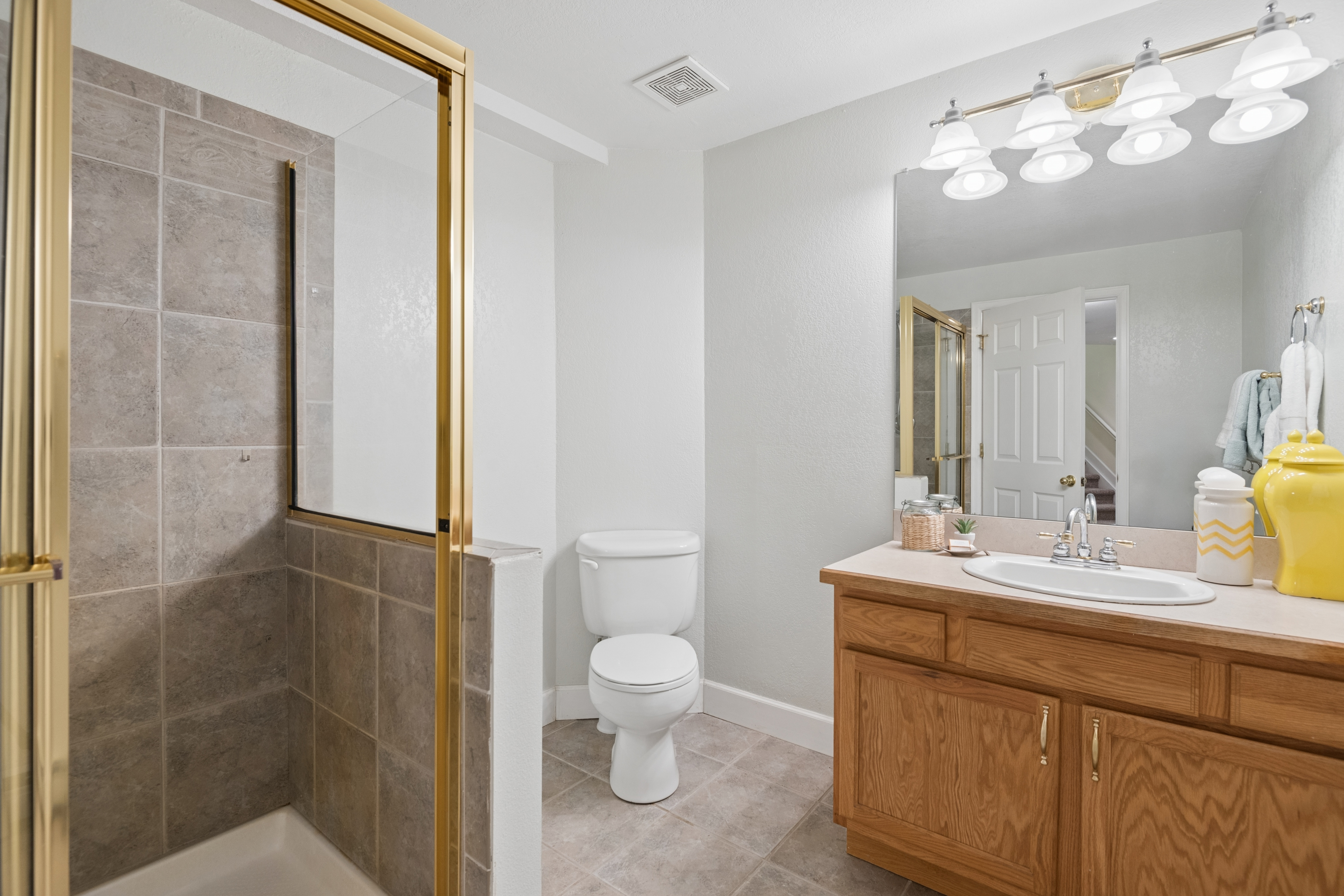  Set behind a gated entry on two and a half wooded acres - 物件實景