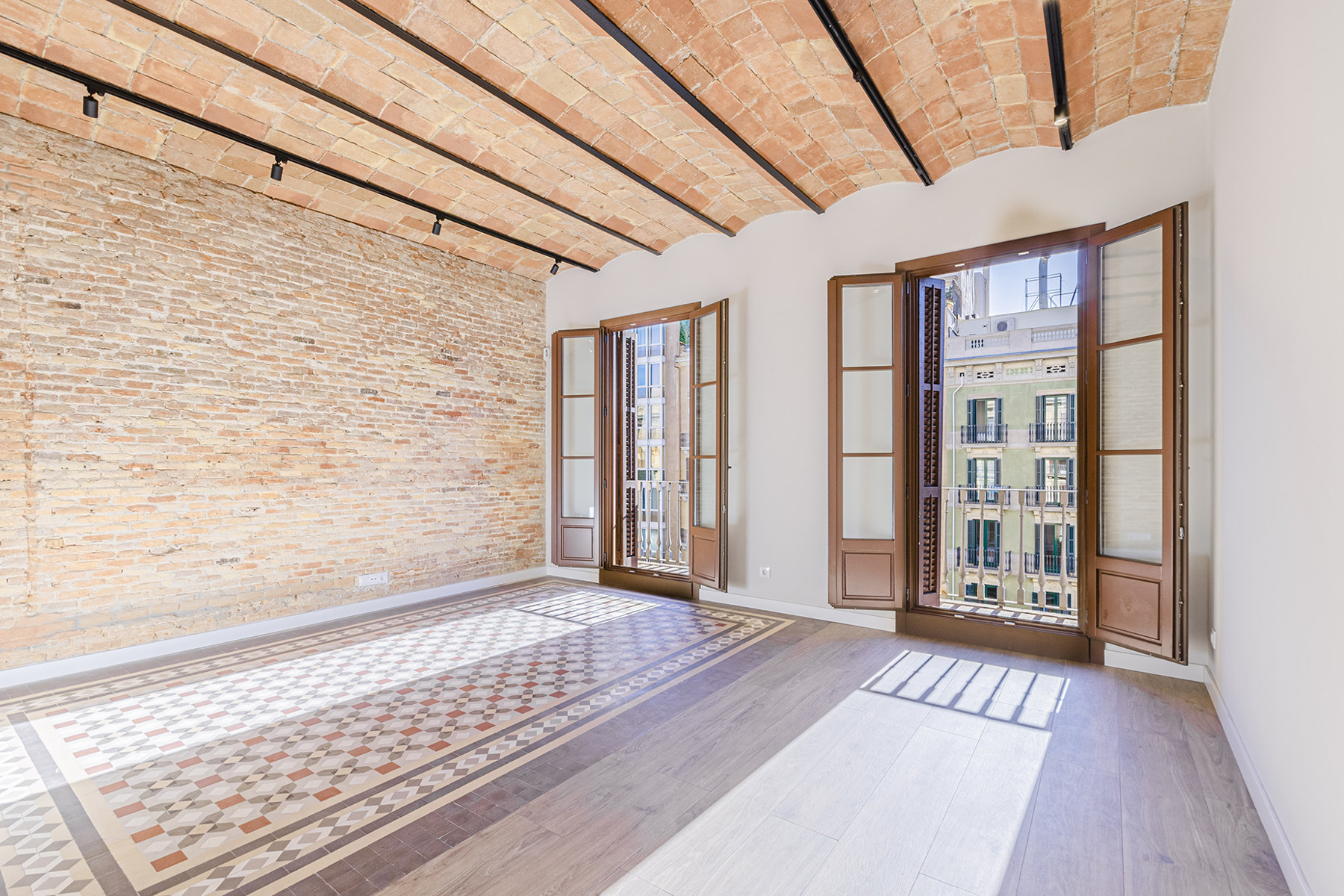 Beautiful apartment renovated with original elements in Dreta de l'Eixample 