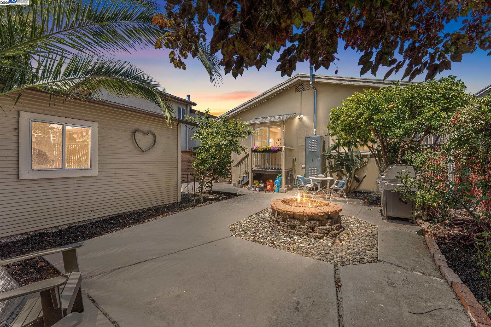Oakland, California, 94605, United States, 2 Bedrooms Bedrooms, ,1 BathroomBathrooms,Residential,For Sale,1901518