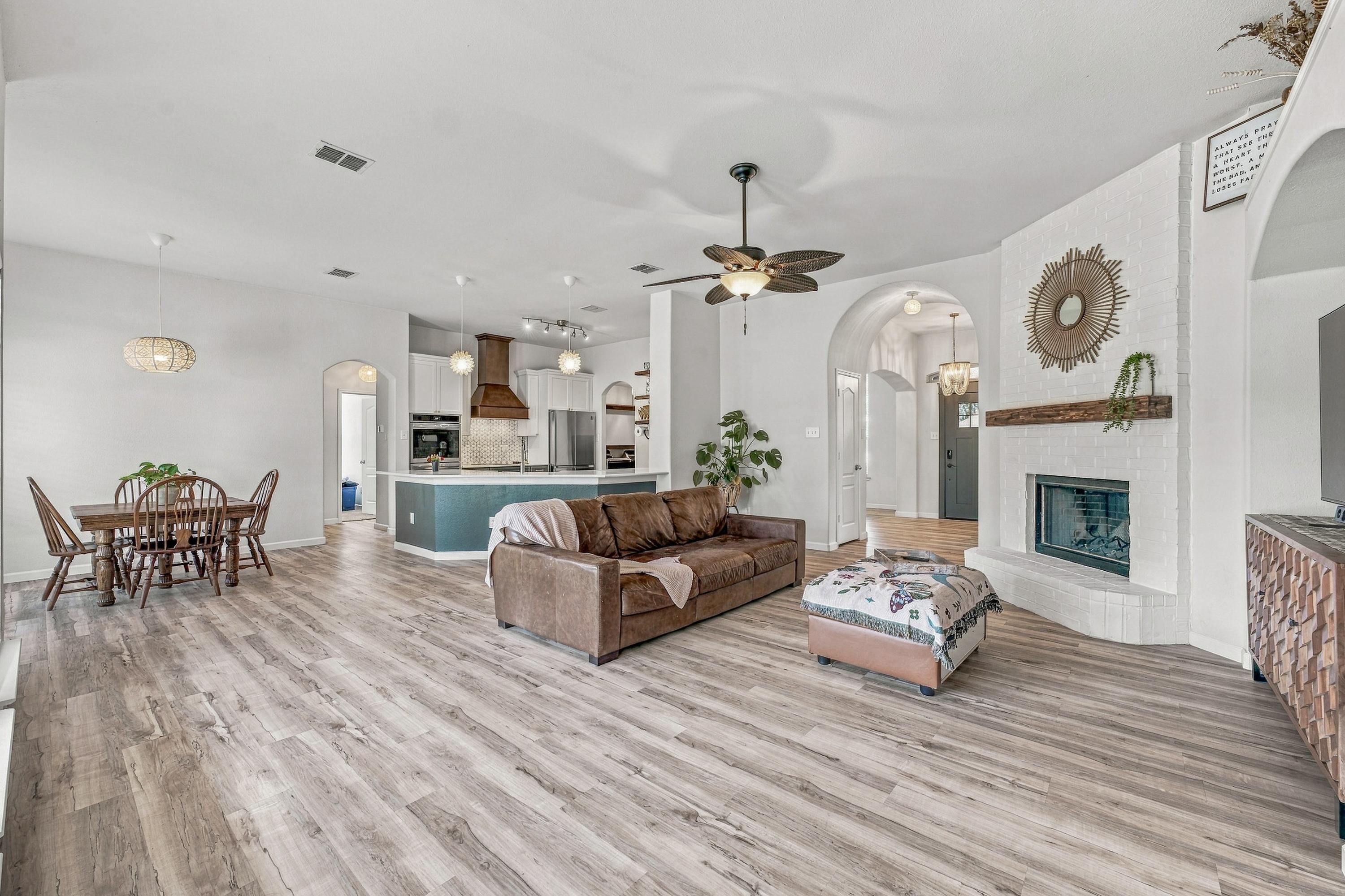  3128 Meandering Way, Granbury, TX, 76049 - 物件實景