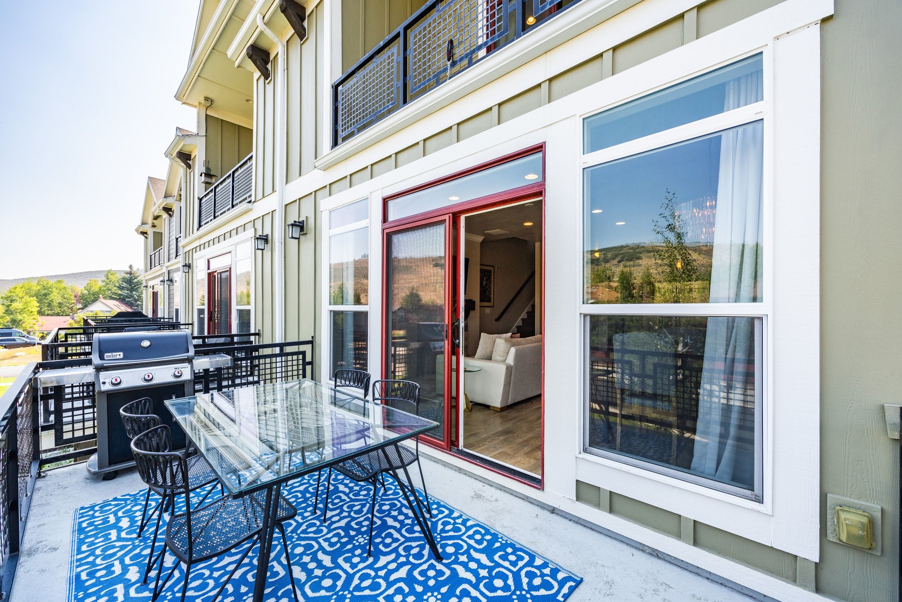  Three Bedroom Townhome with 2-Car Garage Near Trails, Creek, Retail & Golf Club - 物件實景