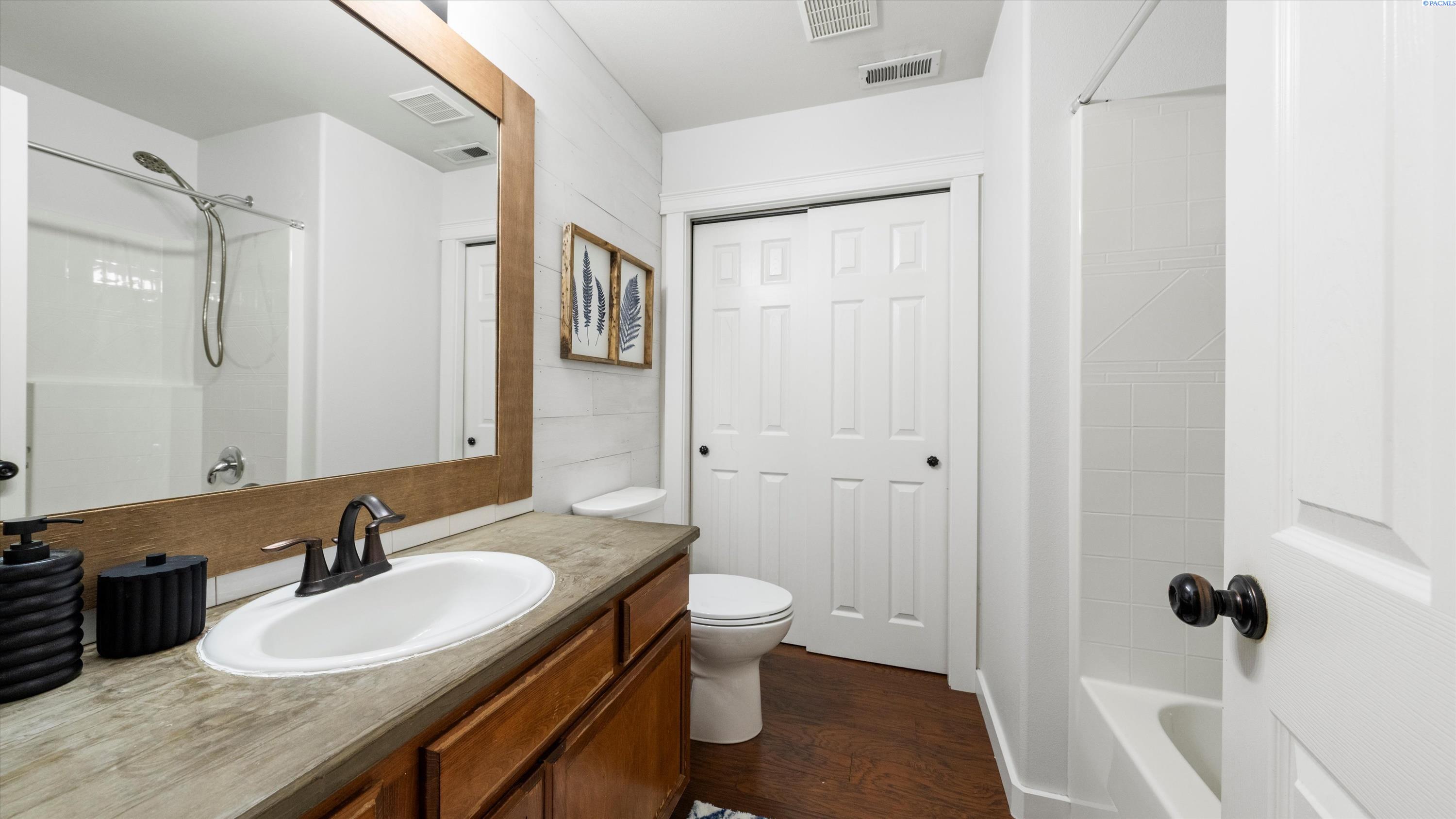 Pasco, Washington, 99301, United States, 4 Bedrooms Bedrooms, ,2 BathroomsBathrooms,Residential,For Sale,1956772