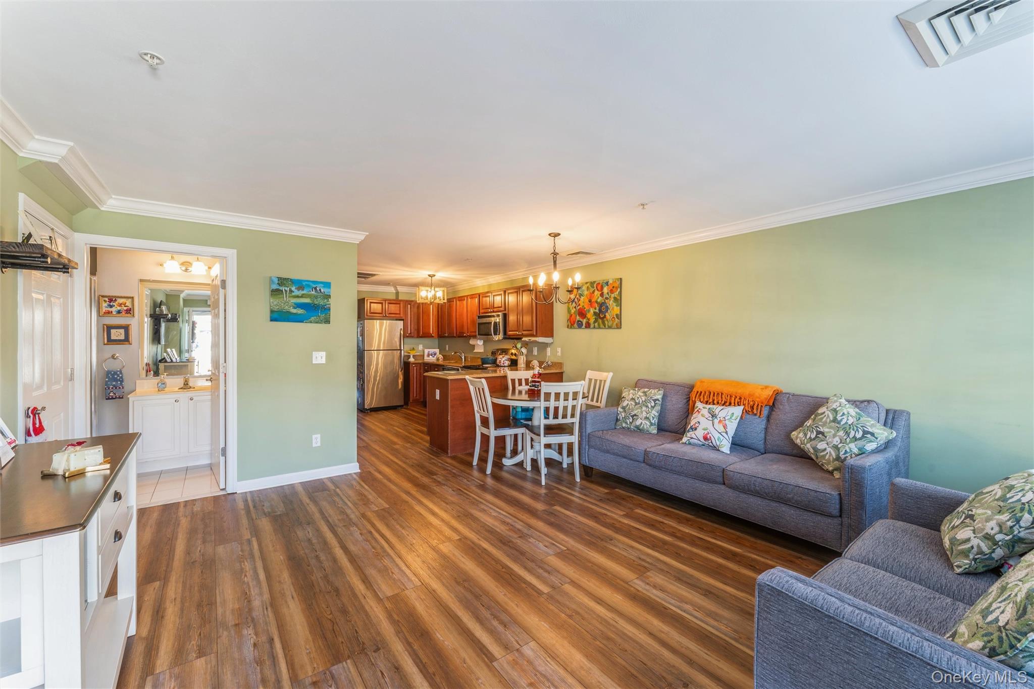 Valley Stream, New York, 11580, United States, 2 Bedrooms Bedrooms, ,2 BathroomsBathrooms,Residential,For Sale,2002901