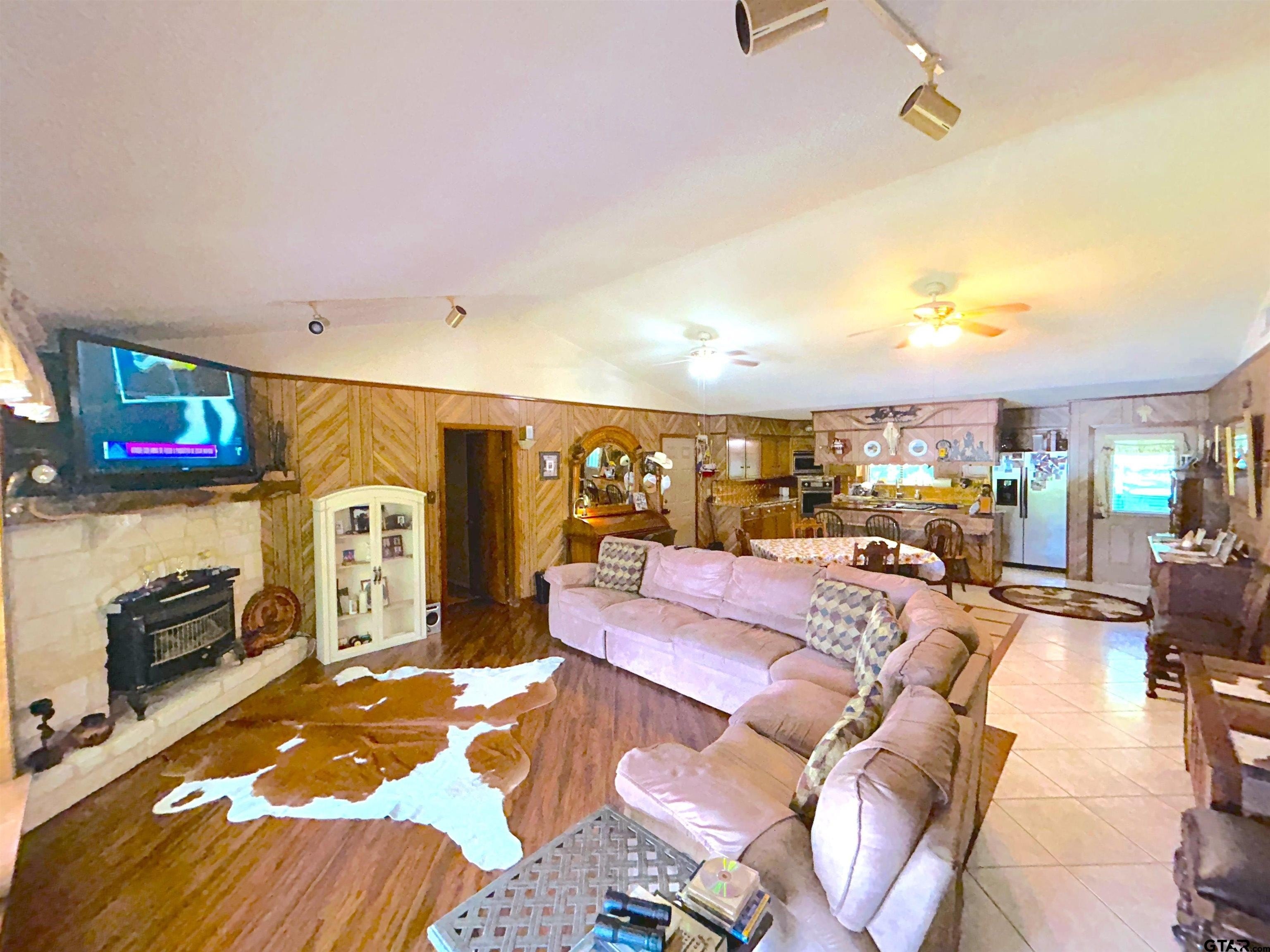 Frankston, Texas, 75763, United States, 3 Bedrooms Bedrooms, ,2 BathroomsBathrooms,Residential,For Sale,1924553