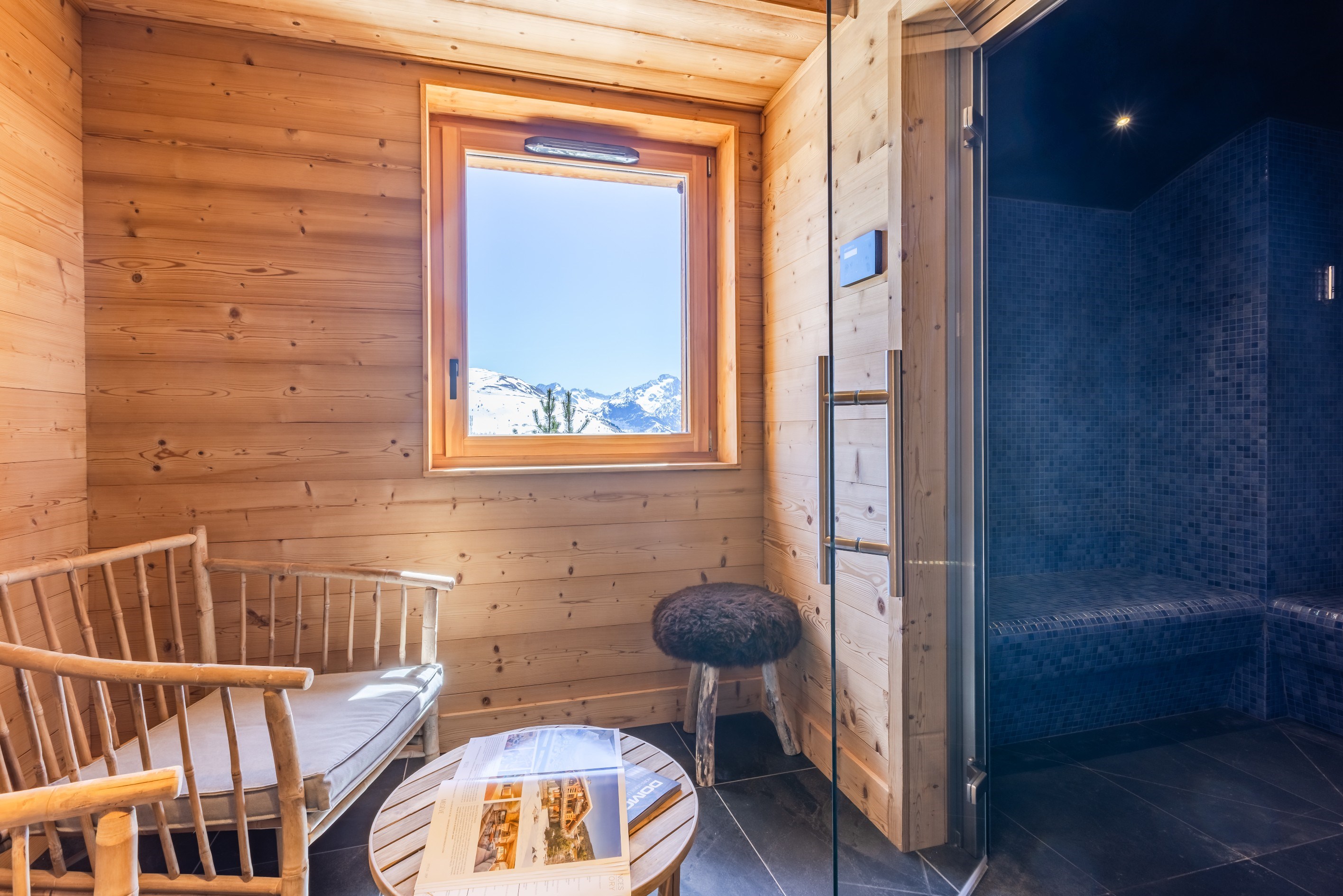  Chalet Rock - Right  at the foot of the slopes and in the heart of the Alpe d