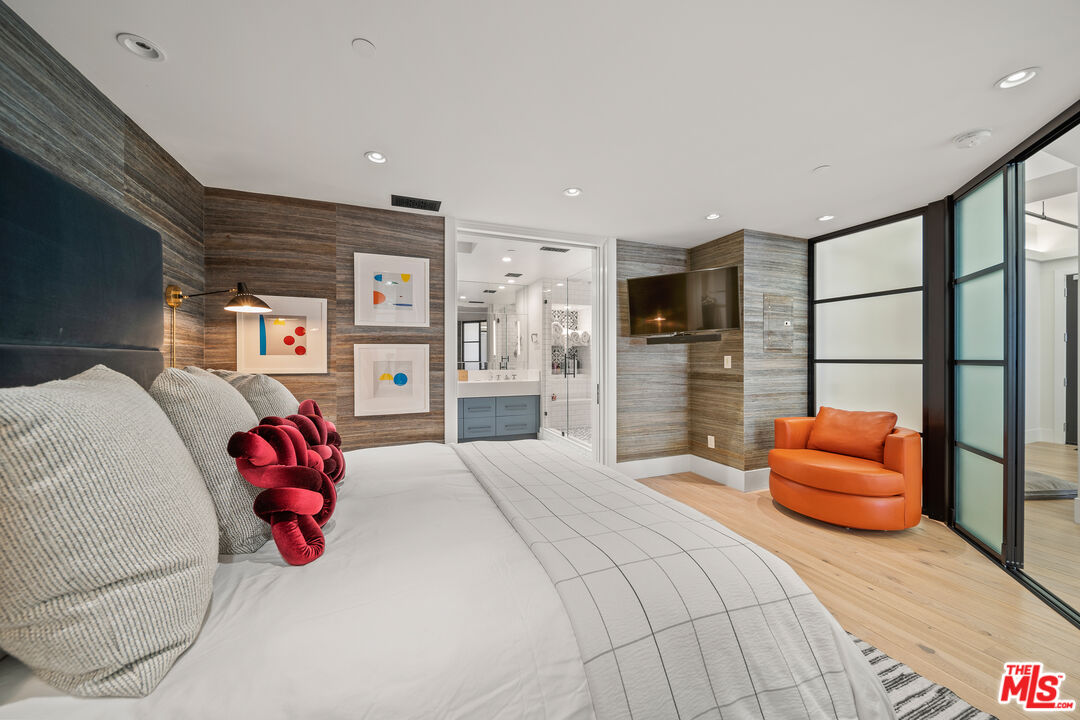 Los Angeles, California, 90014, United States, 2 Bedrooms Bedrooms, ,2 BathroomsBathrooms,Residential,For Sale,1938592