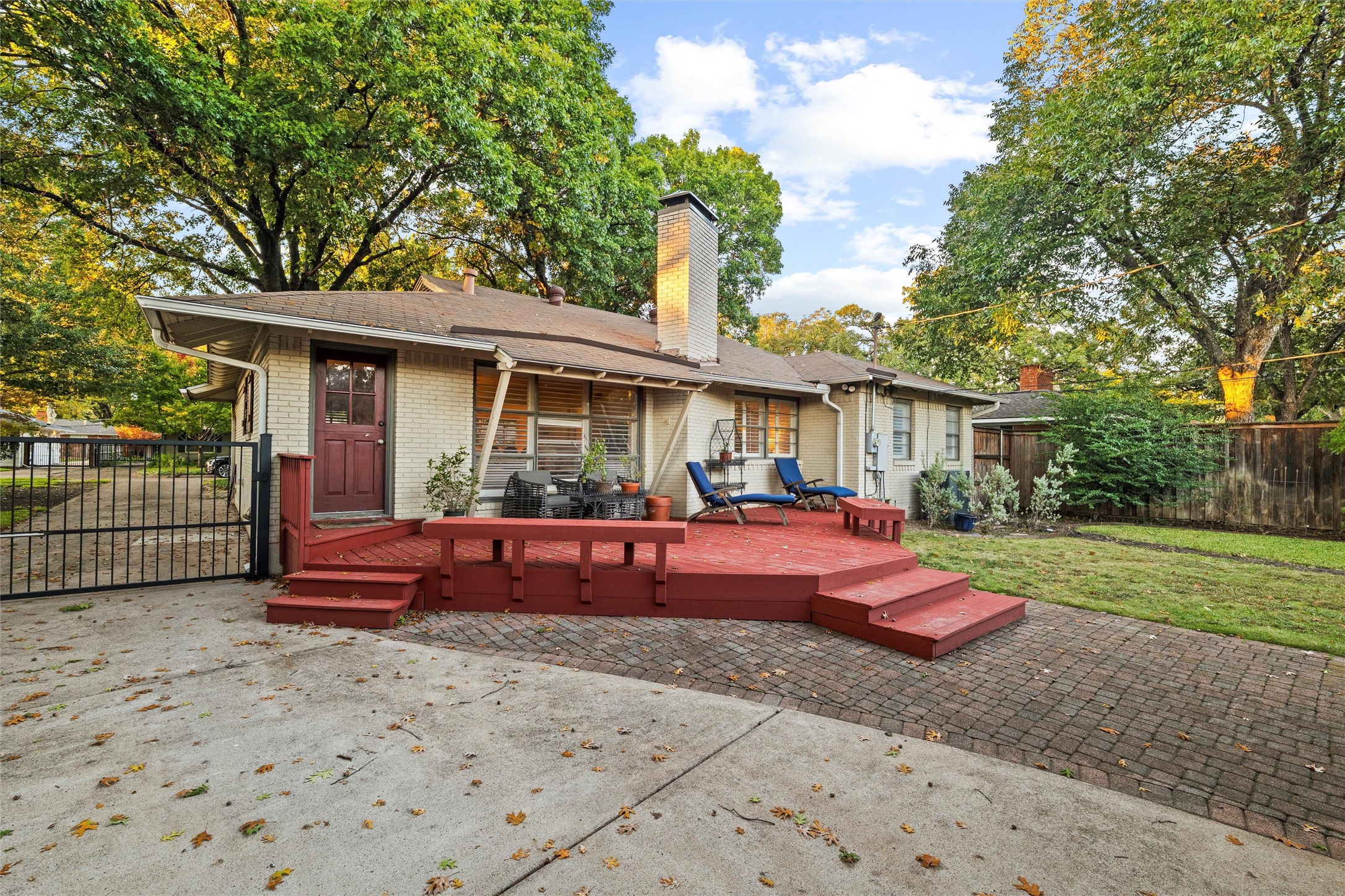 Dallas, Texas, 75214, United States, 3 Bedrooms Bedrooms, ,2 BathroomsBathrooms,Residential,For Sale,1989303