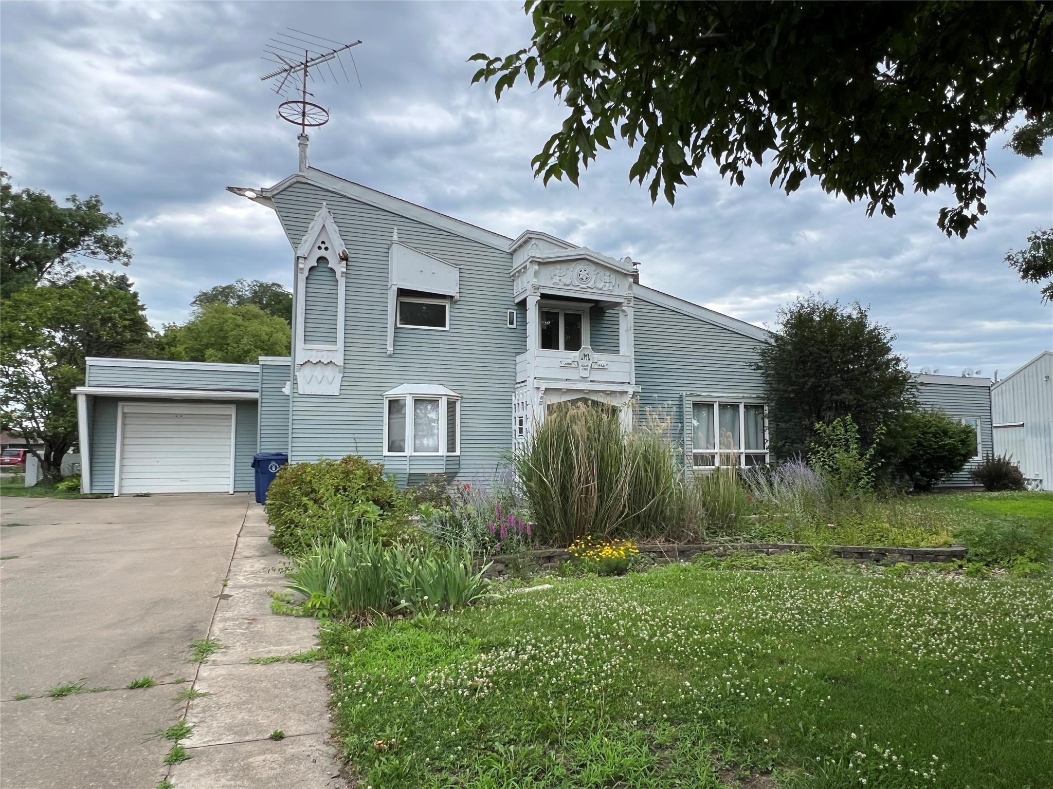 Pella, Iowa, 50219, United States, 3 Bedrooms Bedrooms, ,4 BathroomsBathrooms,Residential,For Sale,1879100