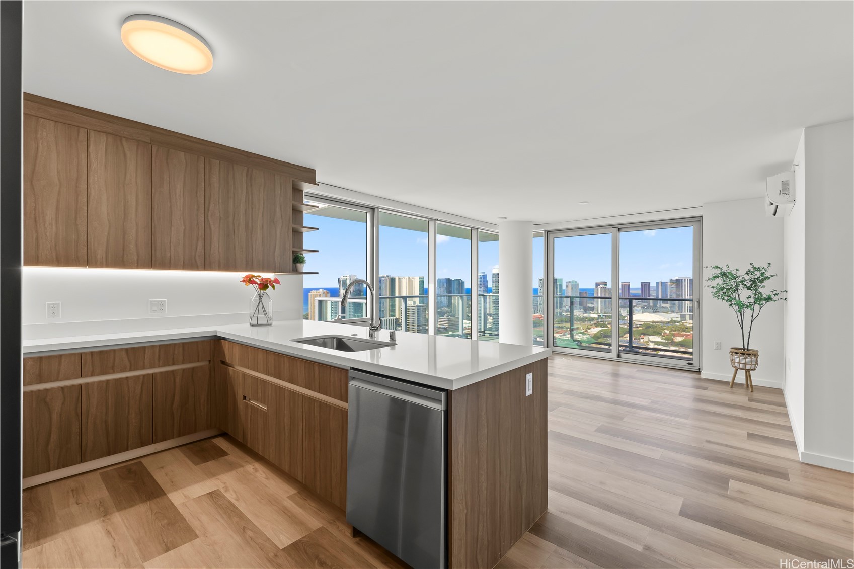 Honolulu, Hawaii, 96814, United States, 2 Bedrooms Bedrooms, ,2 BathroomsBathrooms,Residential,For Sale,1996104