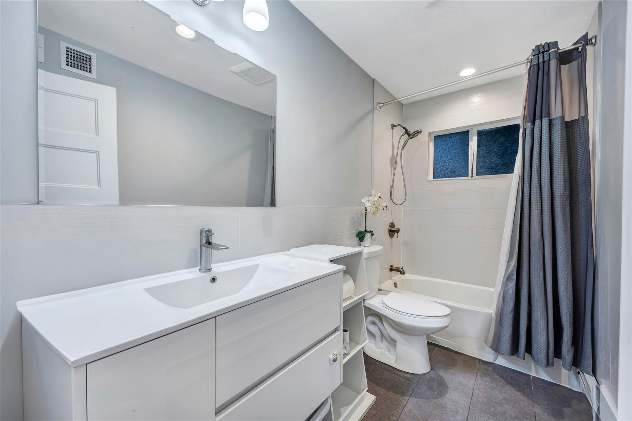 Lindenhurst, New York, 11757, United States, 5 Bedrooms Bedrooms, ,3 BathroomsBathrooms,Residential,For Sale,1707777