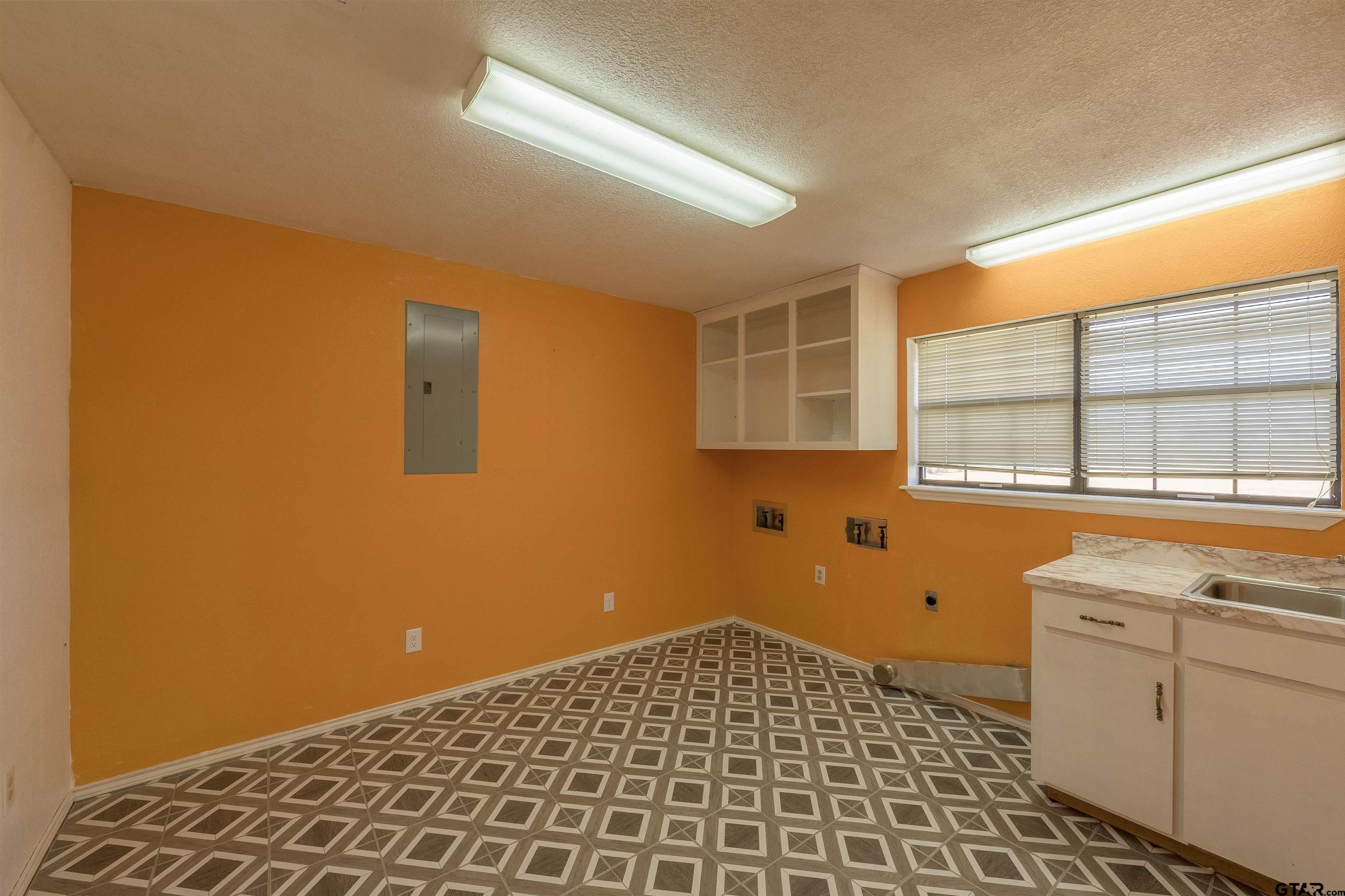 Mineola, Texas, 75773, United States, 3 Bedrooms Bedrooms, ,2 BathroomsBathrooms,Residential,For Sale,1754038