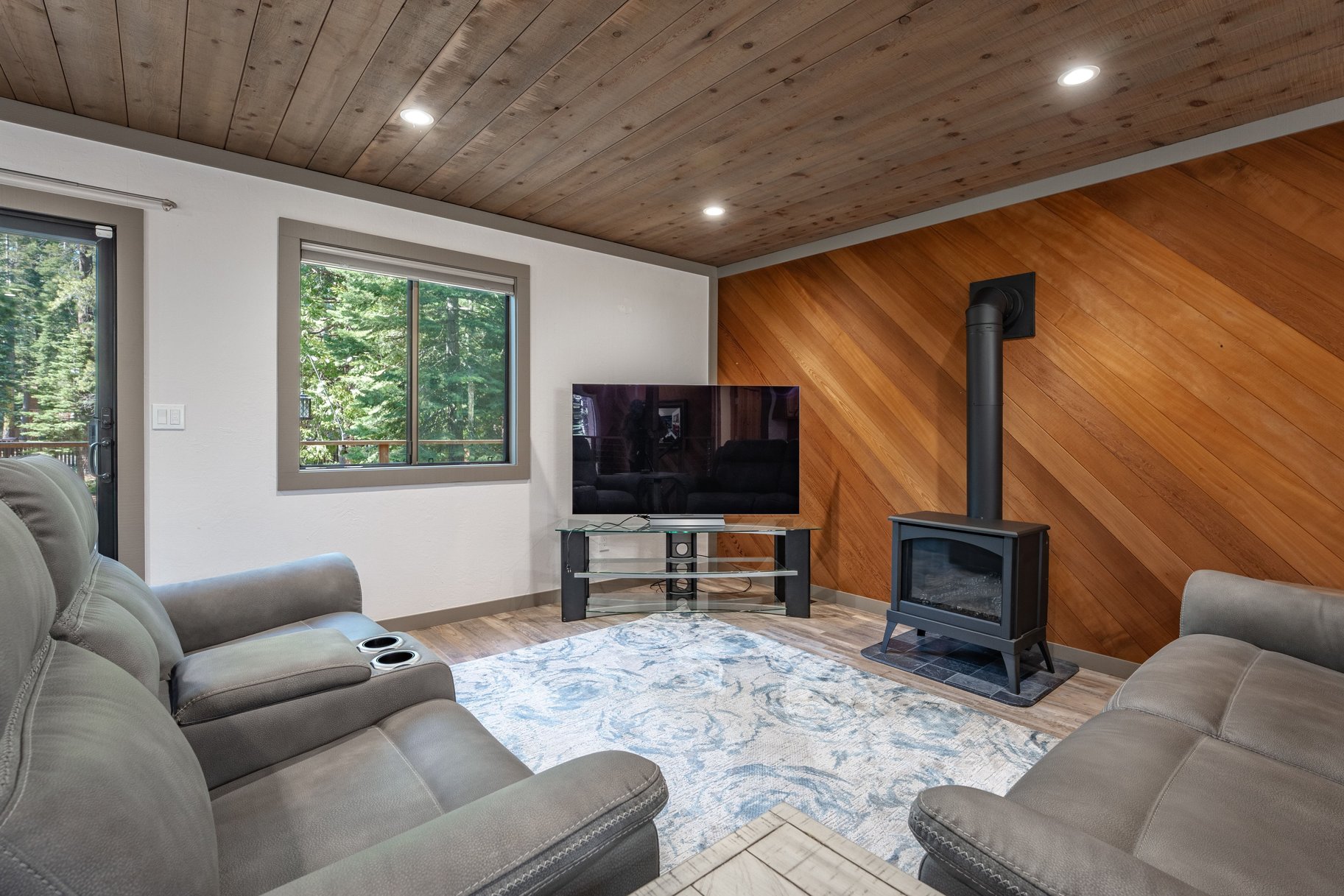  Loved and Cared For West Shore Home with Large Detached Garage and ADU Potential - 物件實景