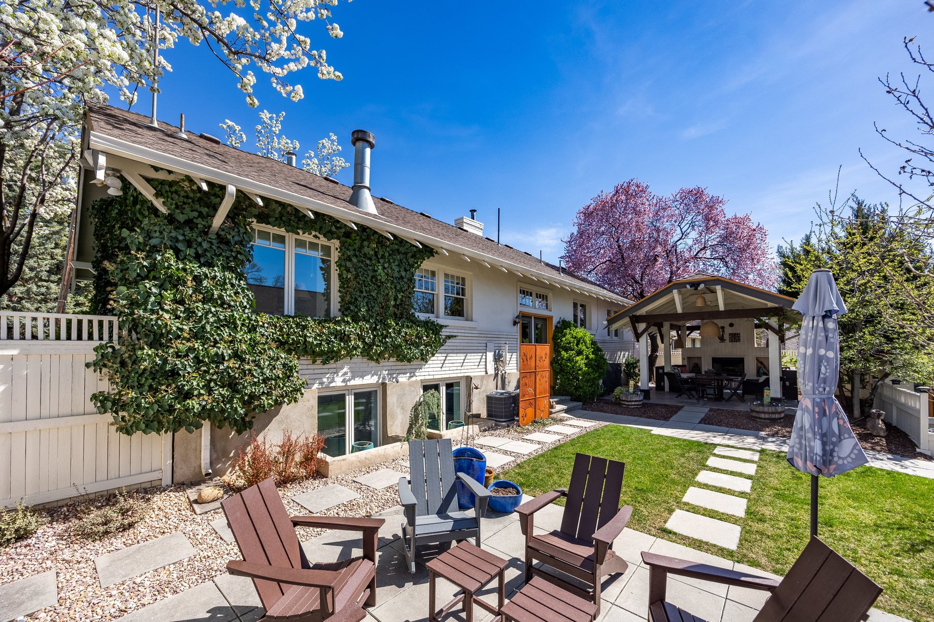  Timeless Bungalow with Enjoyable Outdoor Living - 物件實景