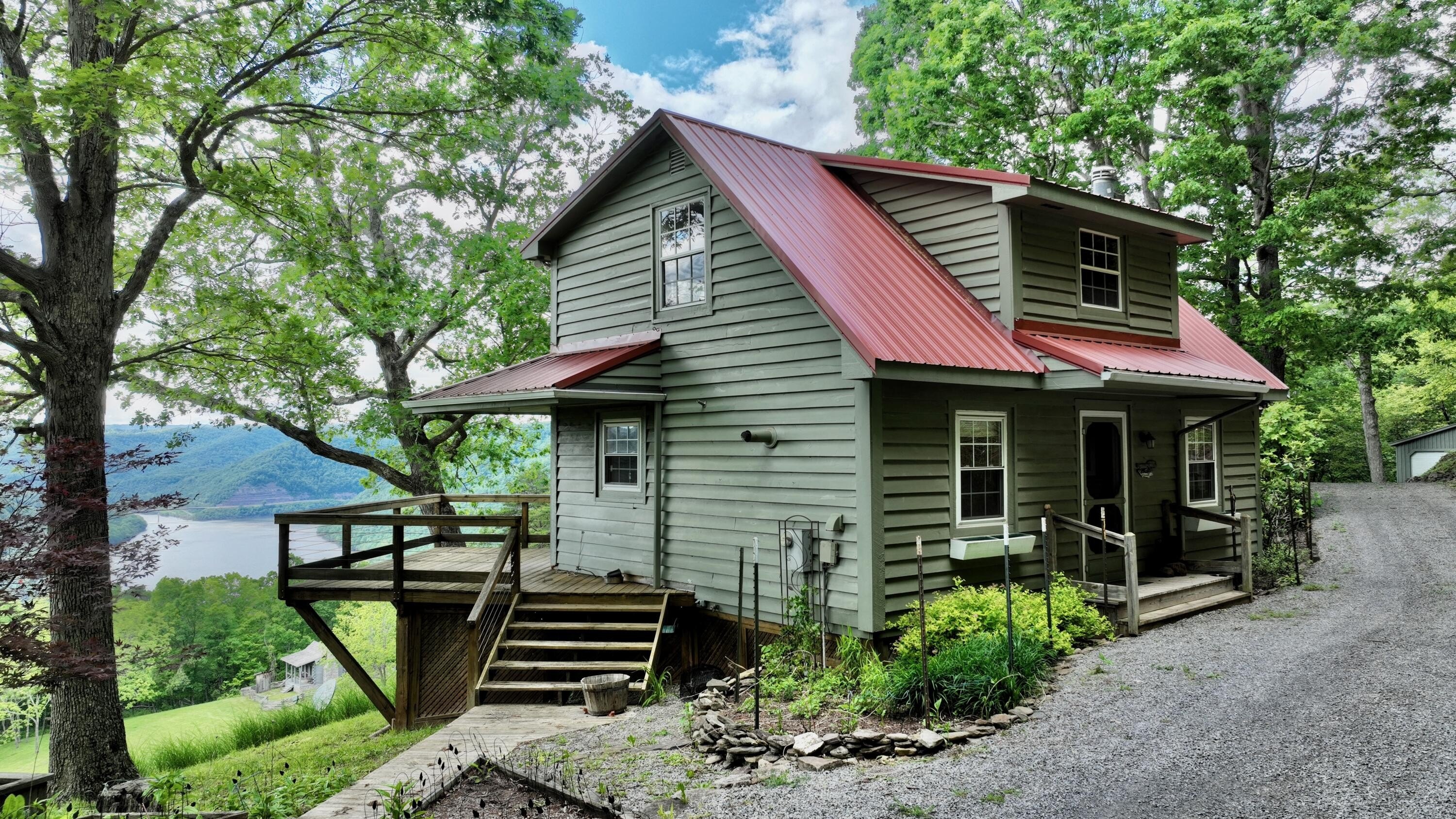 Hinton, West Virginia, 25951, United States, 3 Bedrooms Bedrooms, ,2 BathroomsBathrooms,Residential,For Sale,1847106