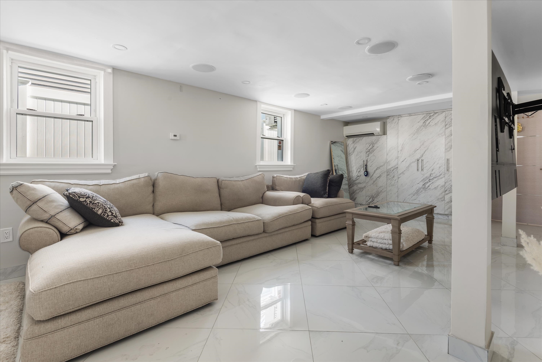 Howard Beach, New York, 11414, United States, 5 Bedrooms Bedrooms, ,2 BathroomsBathrooms,Residential,For Sale,2049449