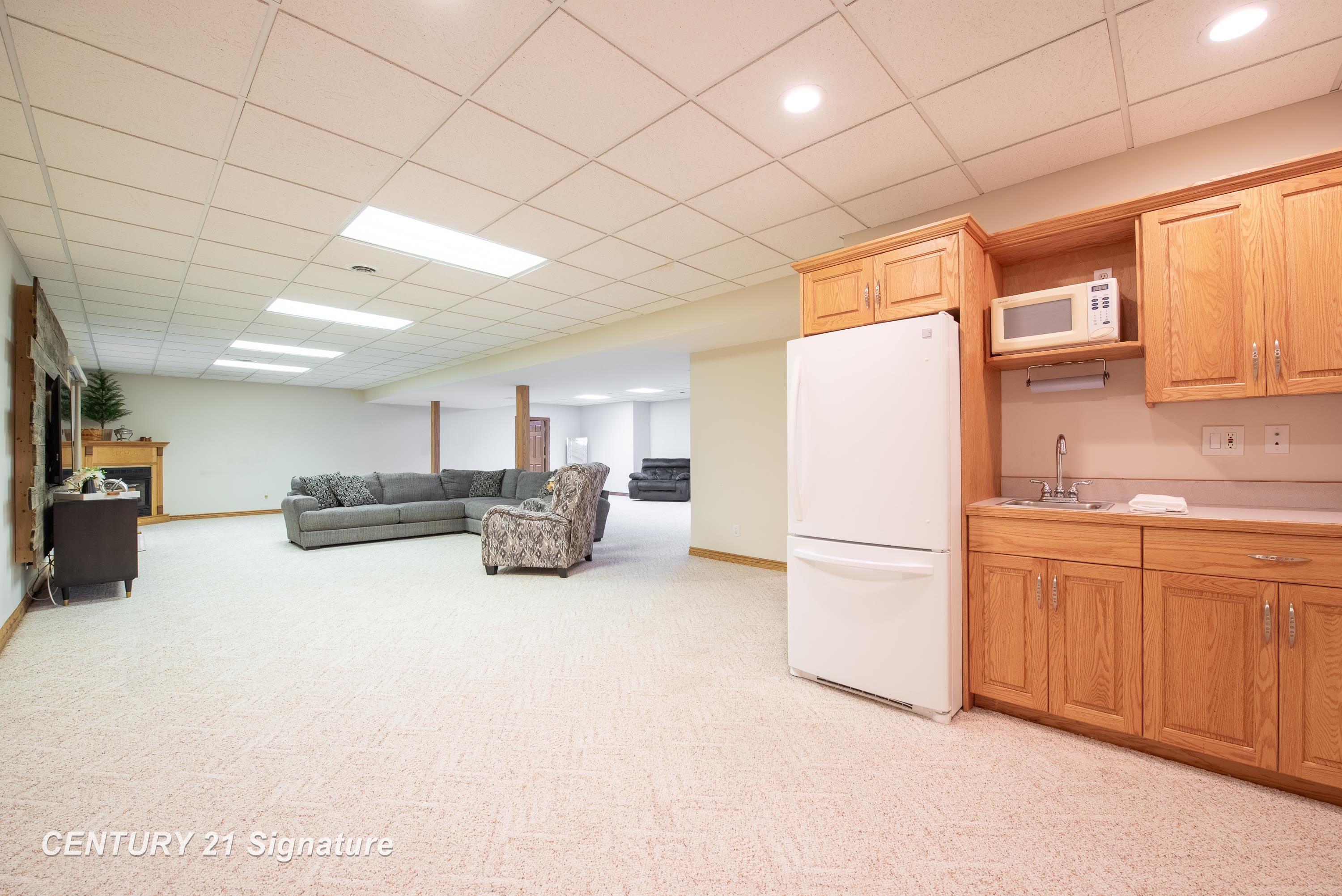 Midland, Michigan, 48642, United States, 4 Bedrooms Bedrooms, ,4 BathroomsBathrooms,Residential,For Sale,1981161