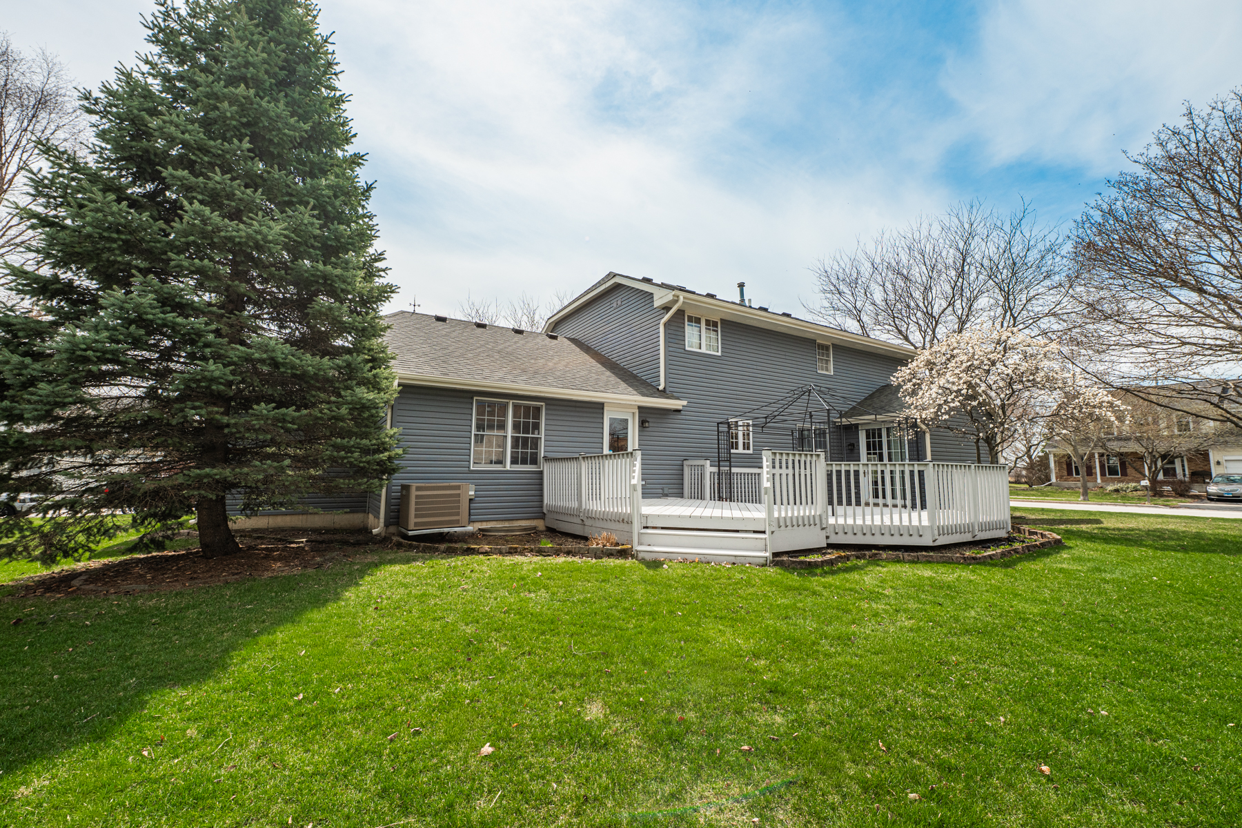  Beautifully Maintained Storybook Home - 物件實景