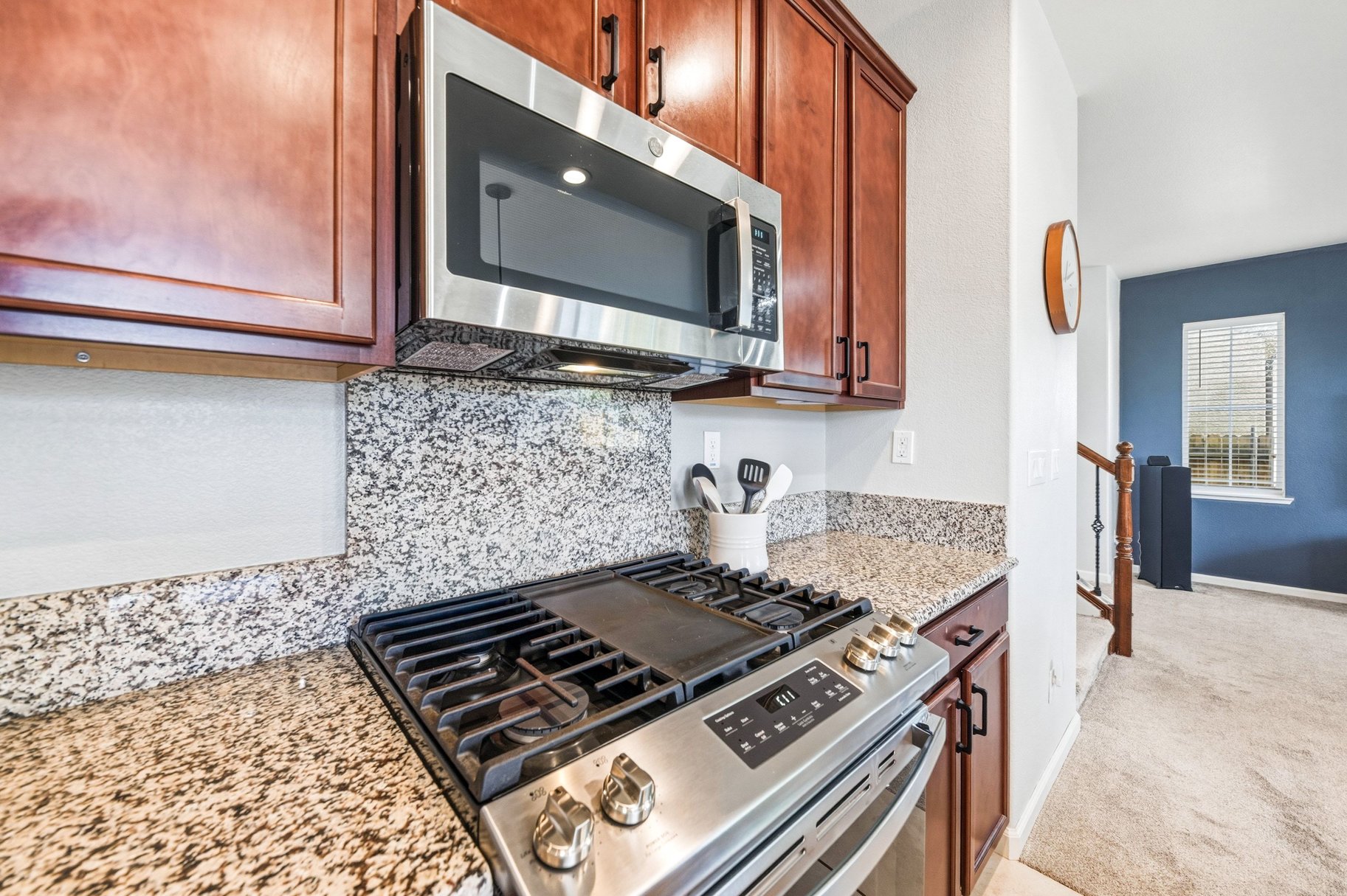  Turn-Key Home Close to Parks, Shopping & Trails - 物件實景