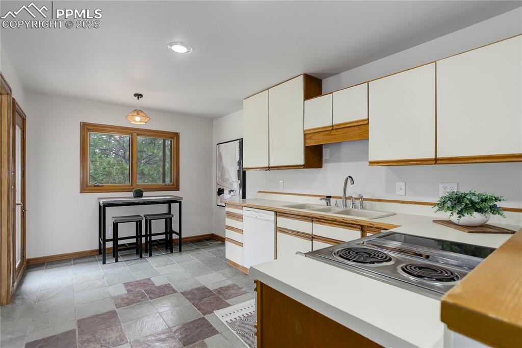 Colorado Springs, Colorado, 80908, United States, 3 Bedrooms Bedrooms, ,1 BathroomBathrooms,Residential,For Sale,1836722