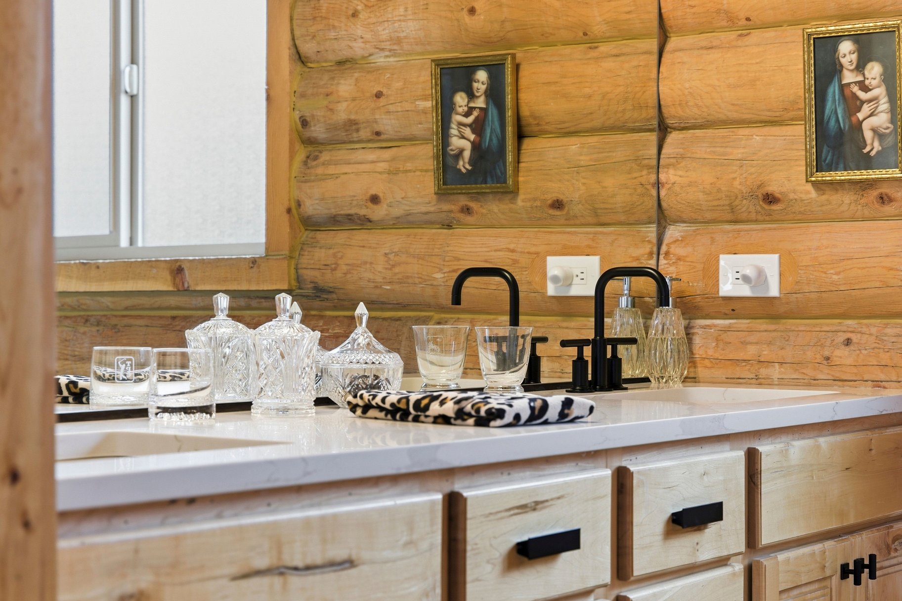  Renovated Log Cabin in Cedar Highlands with Wraparound Deck & Mountain Views - 物件實景