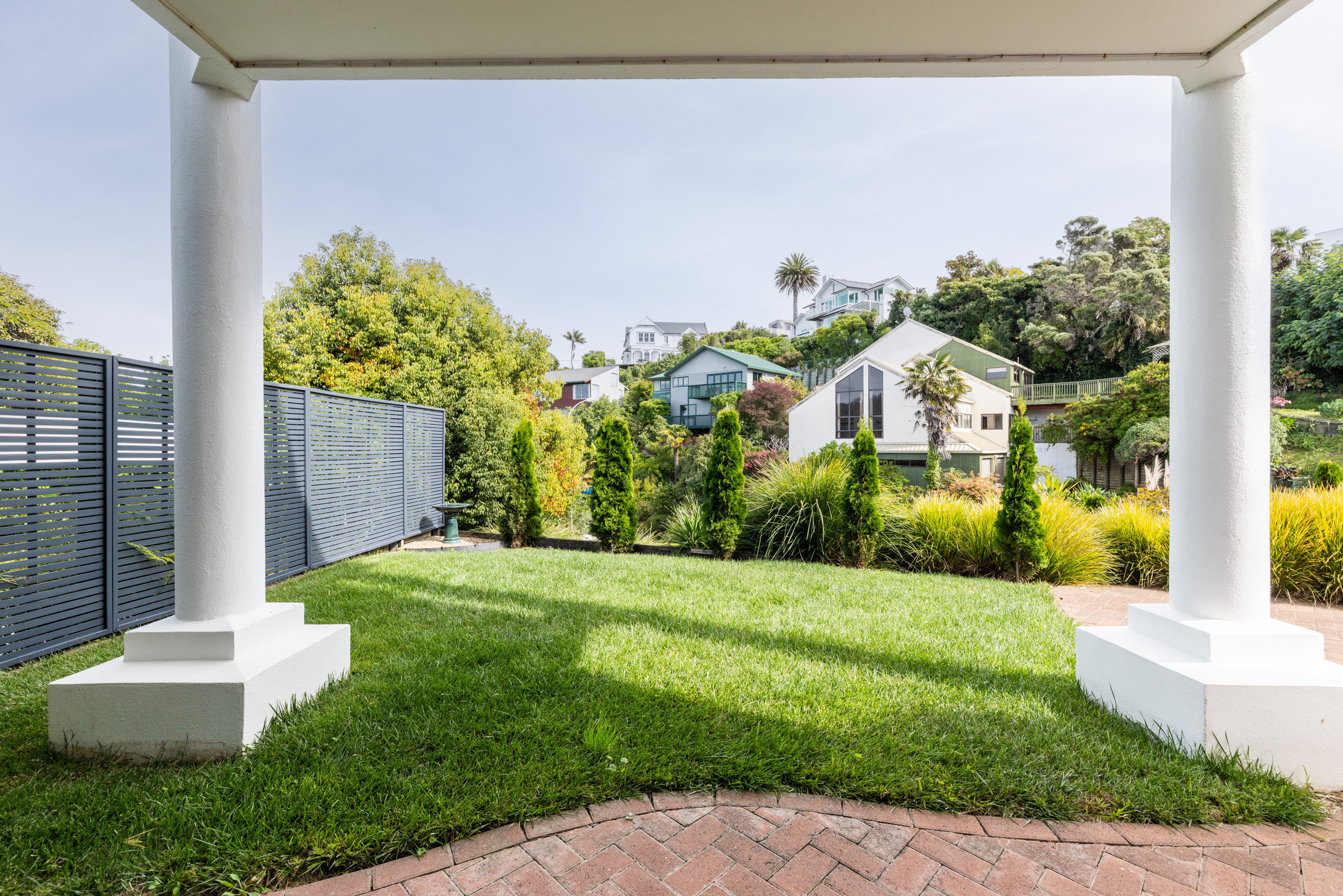  Outstanding Buying on Bluff Hill - 物件實景