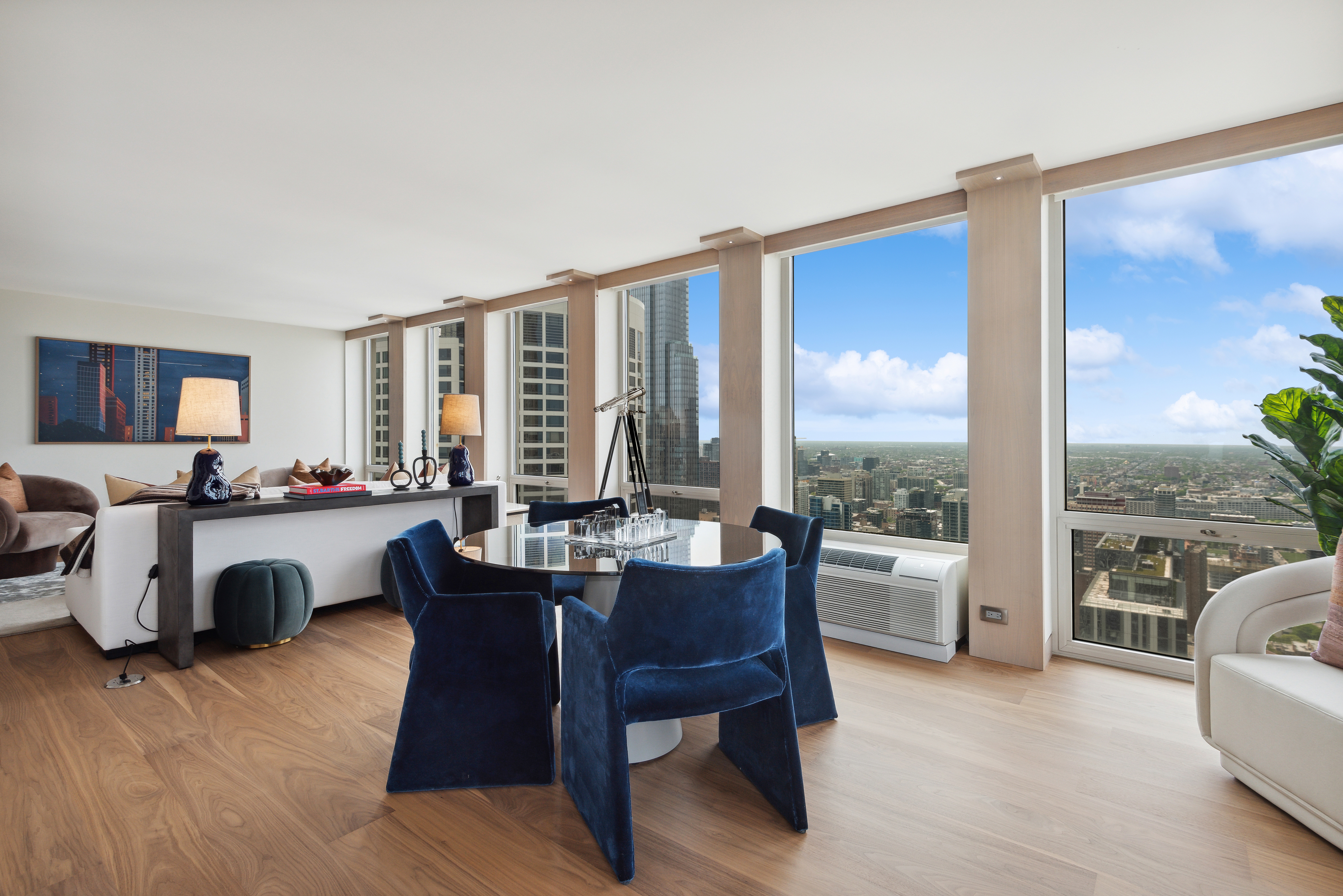  Absolutely Stunning, Penthouse Level Furnished Condo - 物件實景