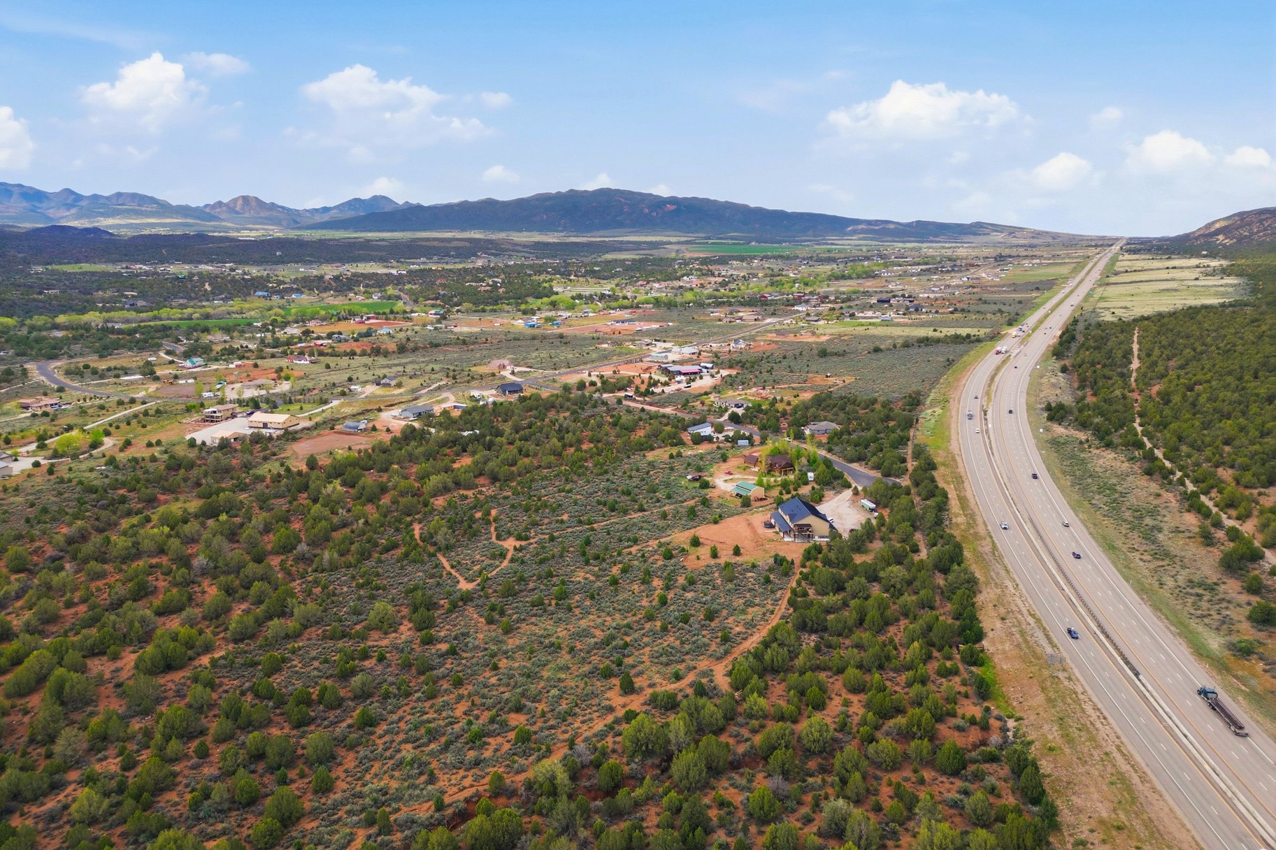  5 Acres • Two Homes In One • Horse Property With Flexible Living Options - 物件實景