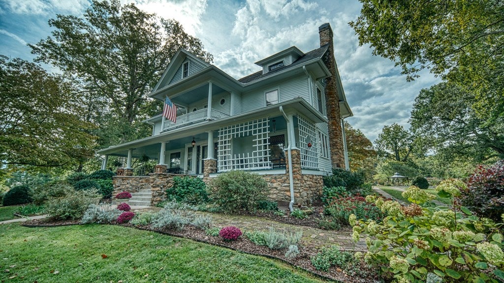 Andrews, North Carolina, 28901, United States, 5 Bedrooms Bedrooms, ,4 BathroomsBathrooms,Residential,For Sale,1912195